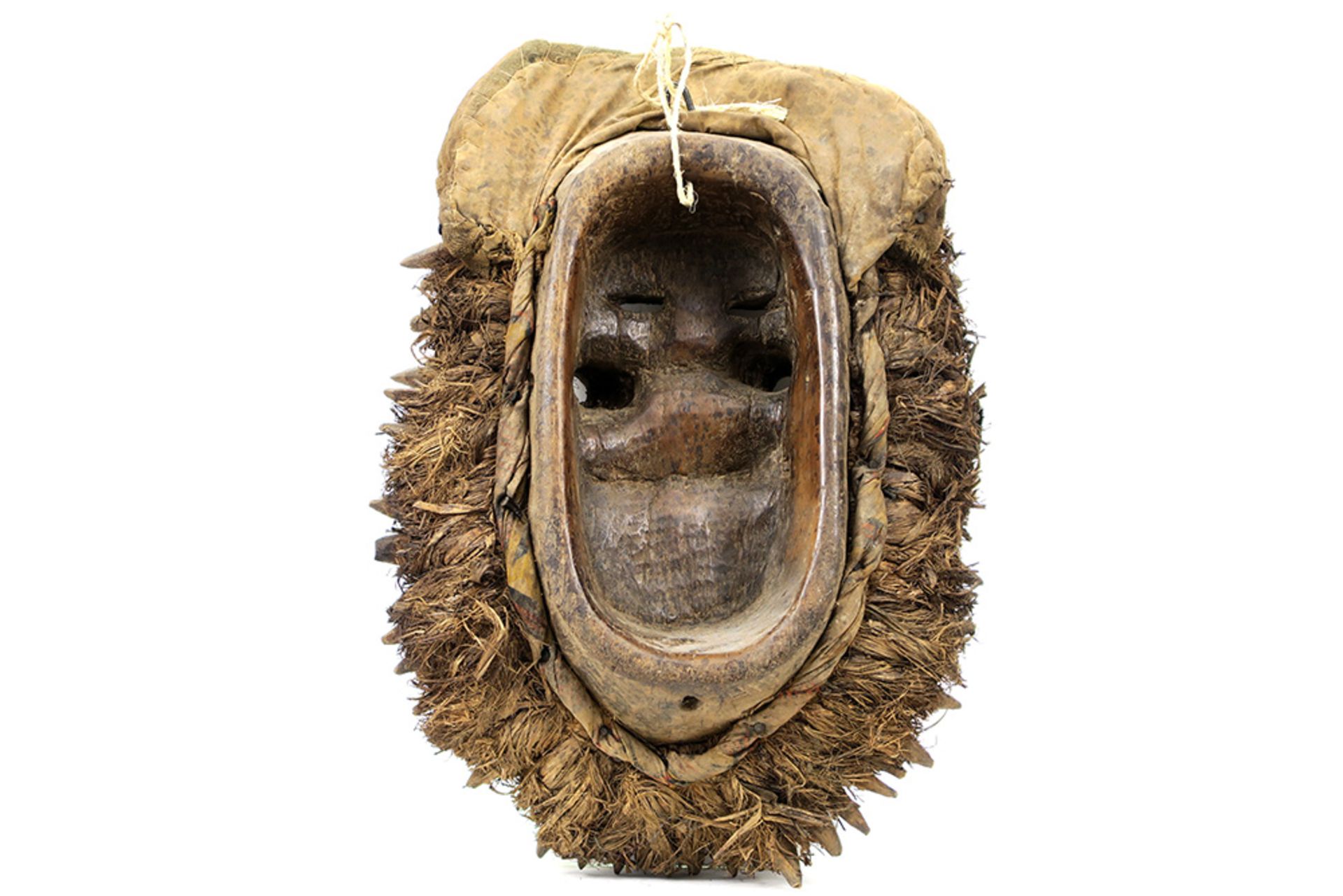 mid 20th Cent. Ivory Coast Guere mask in wood with shells, feathers, cotton, etc || AFRIKA / - Image 2 of 2