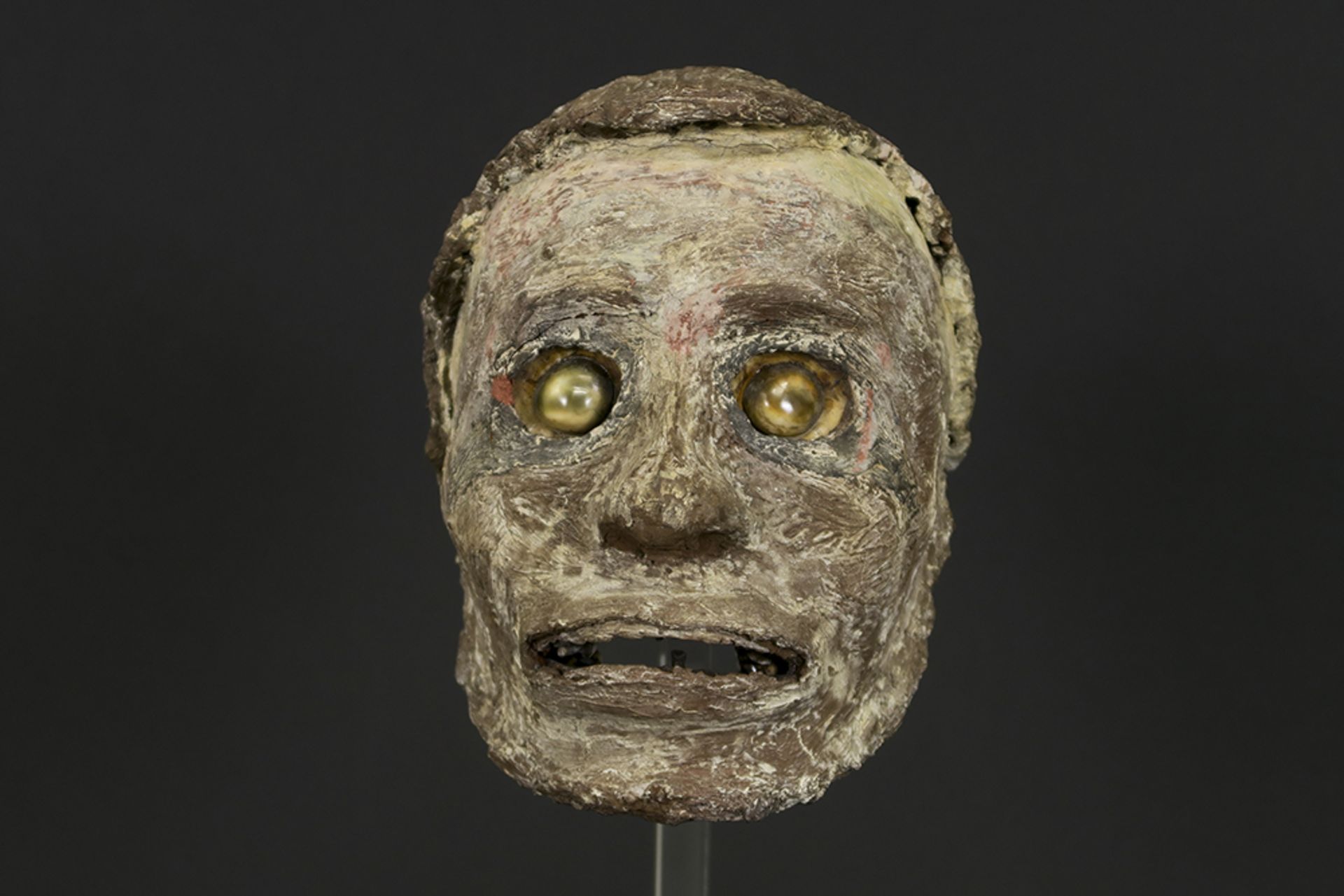 20th Cent. Oceanian sculpture with an overmodeled skull with shell inlaid eyes || OCEANIË - 20° EEUW - Bild 6 aus 6
