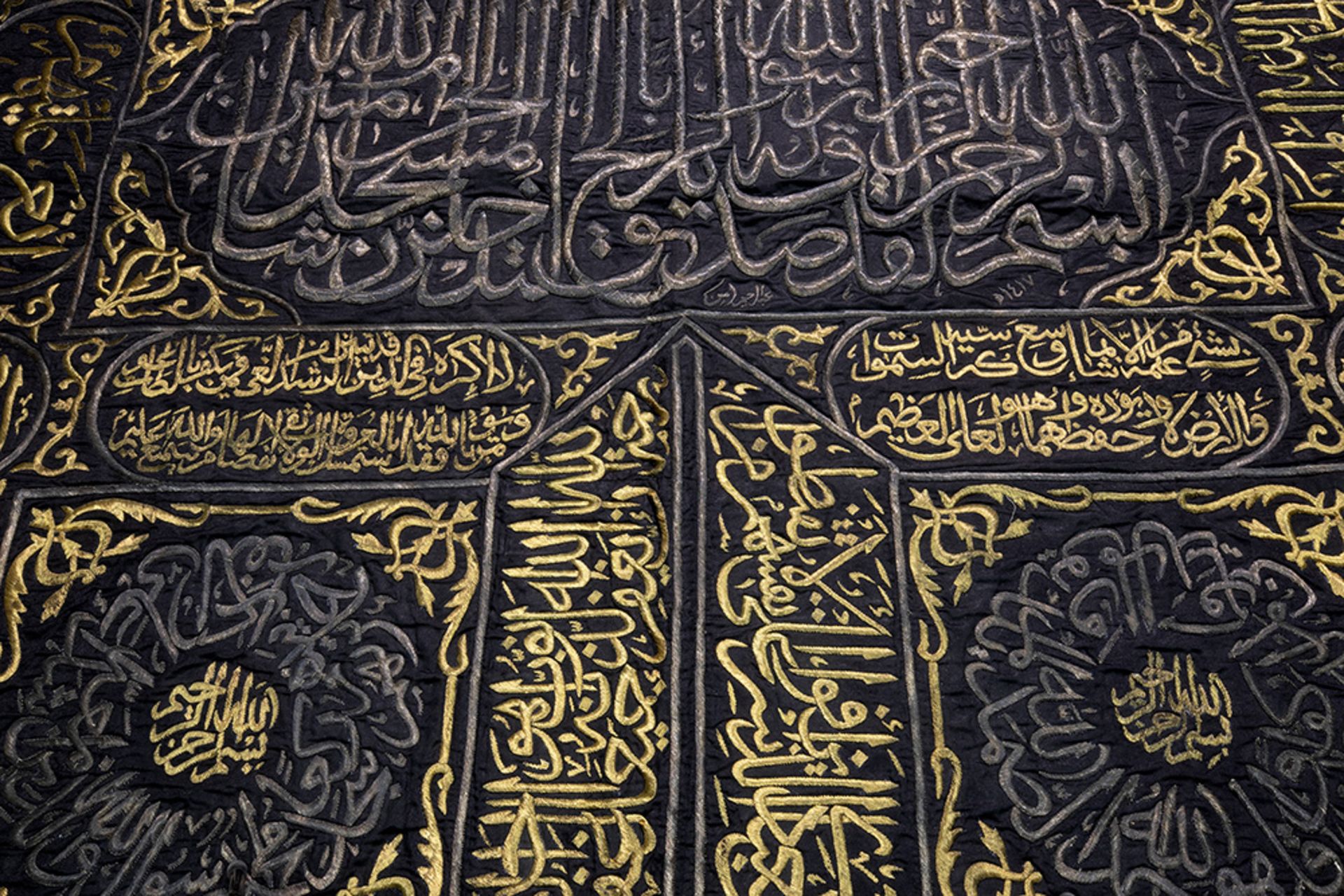 rectangular curtain of the "Kaaba" - door in brocade with embroidered in silver and gilt thread over - Bild 4 aus 5