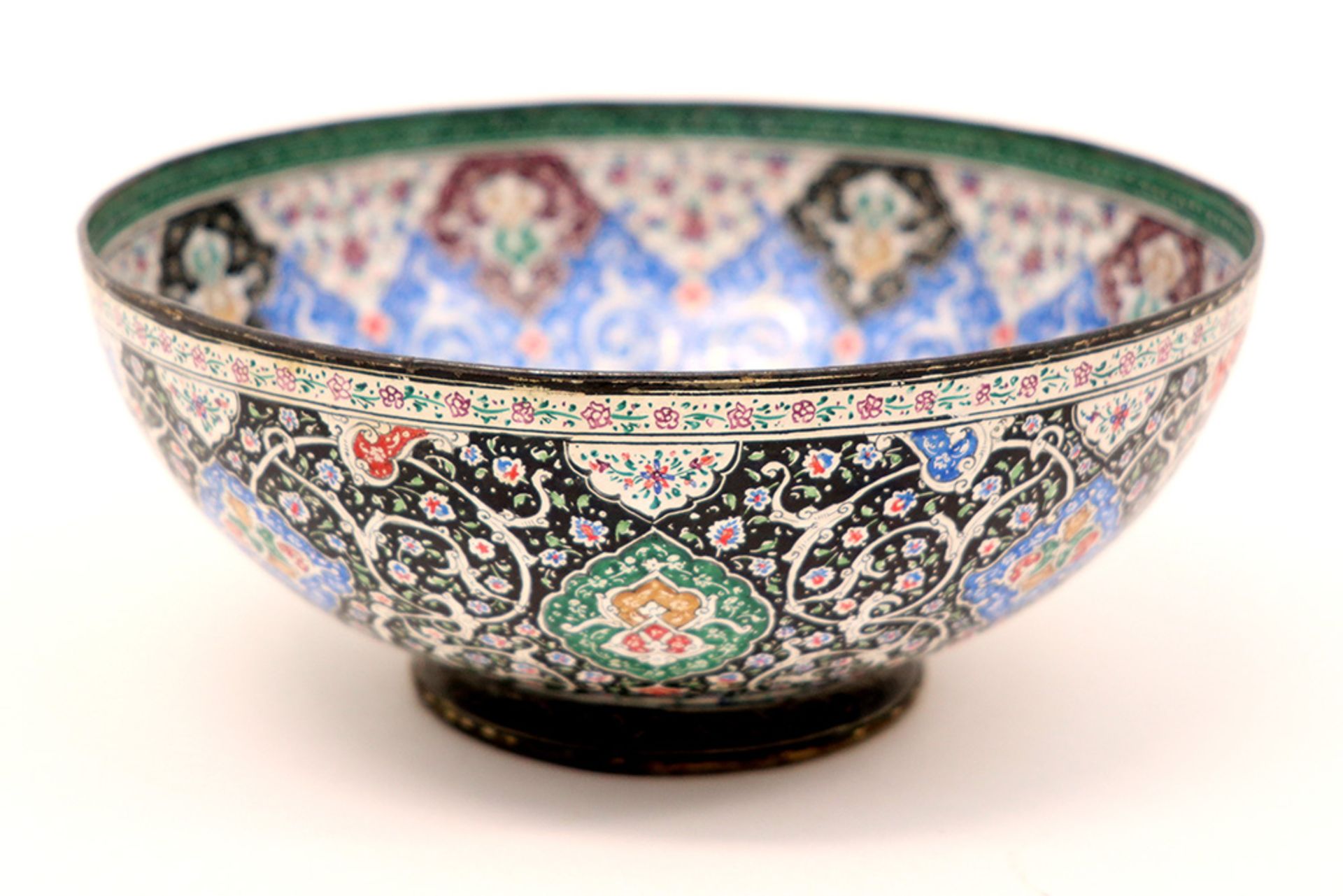 Persian bowl in enamelled metal || Perzische bowl in geëmailleerd metaal met een fijnuitgwerkt