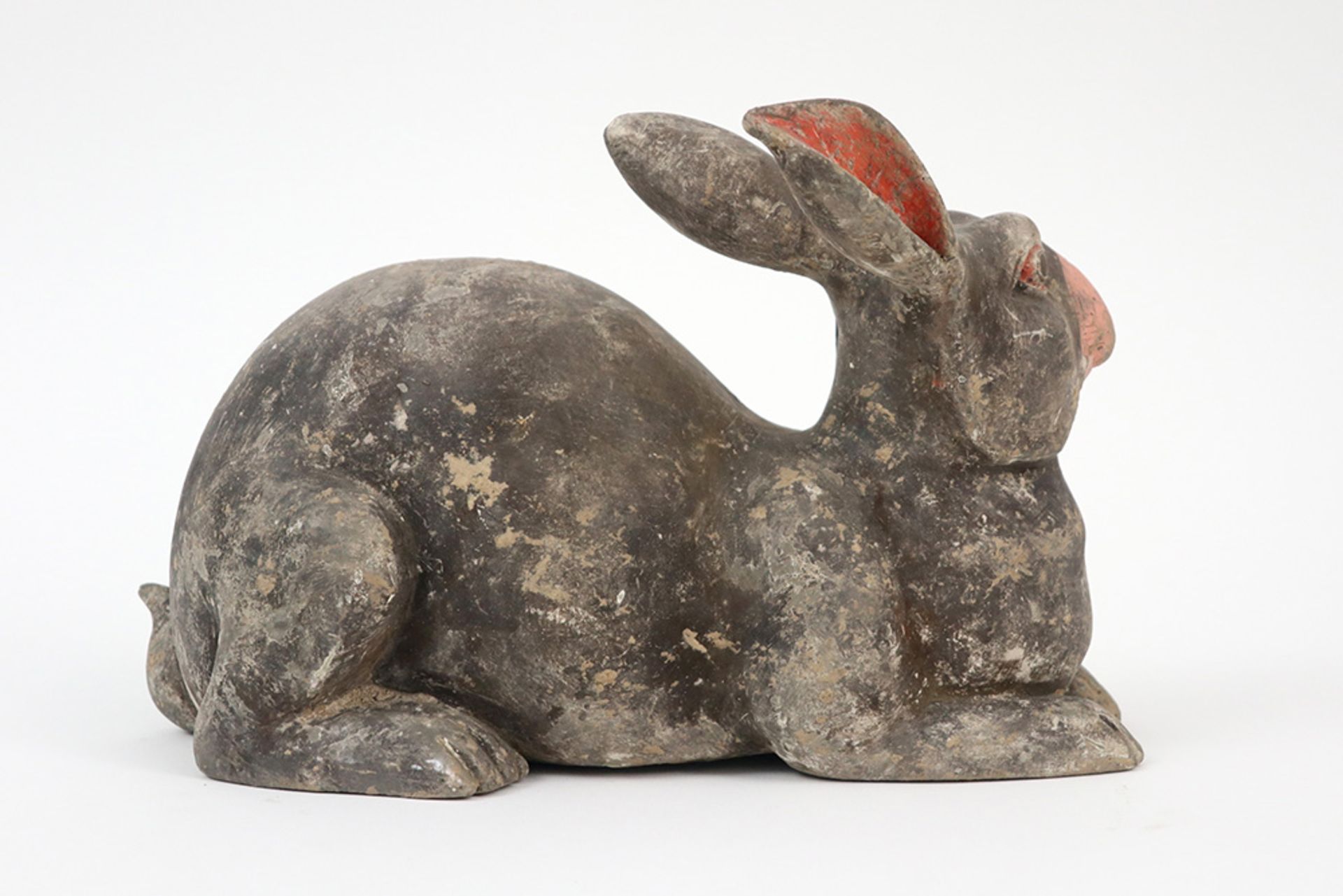 rare Chinese Han period tomb sculpture - a hare - in earthenware with well preserved polychromy || - Bild 2 aus 6