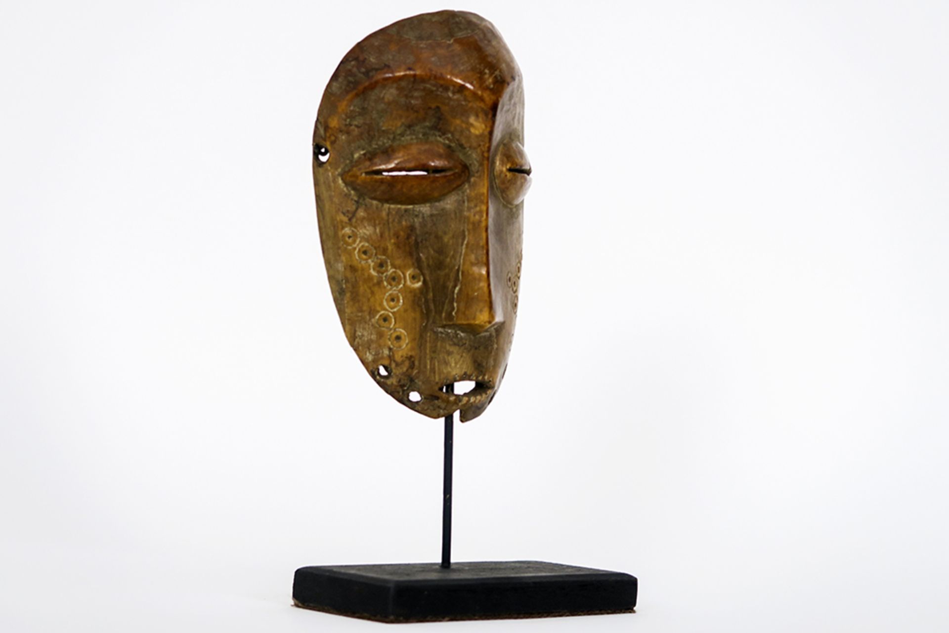 1st half of the 20th Cent. African Congolese "Lega" mask in ivory || AFRIKA - KONGO - 1° HELFT 20° - Bild 2 aus 4
