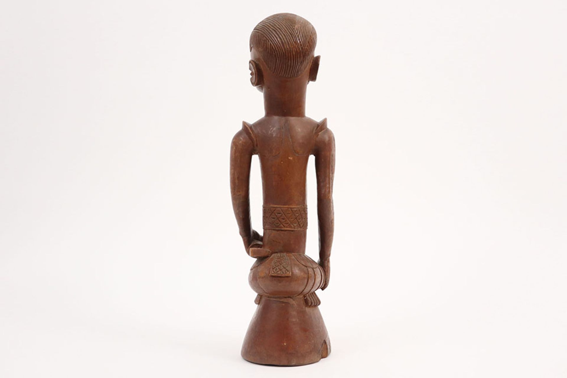 20th Cent. Congolese carver sculpture in wood || AFRIKA / KONGO - 20° EEUW sculptuur in hout met - Image 4 of 4