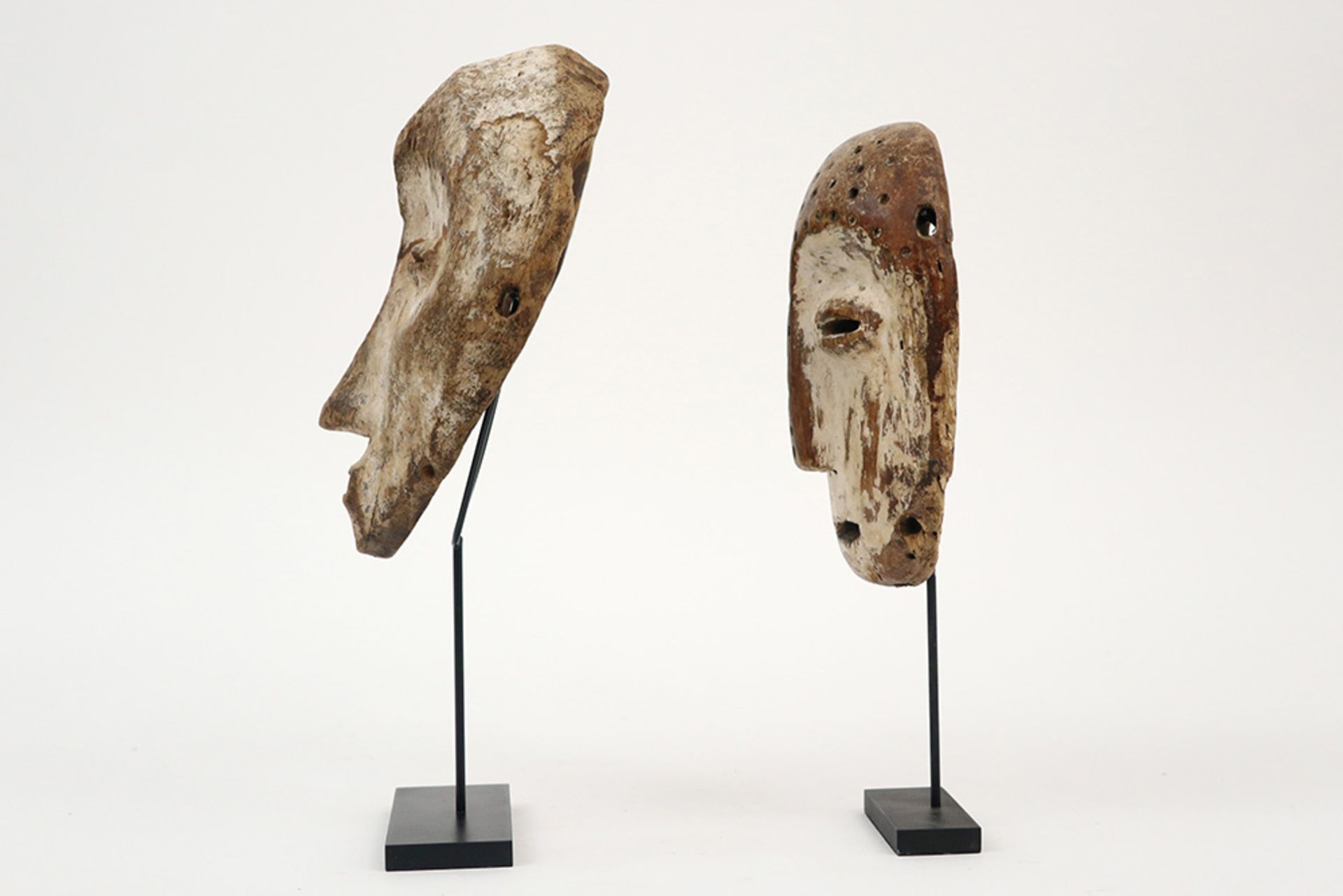 two Congolese typical Lega masks in wood with remains of kaolin || AFRIKA - KONGO twee typische - Image 3 of 4