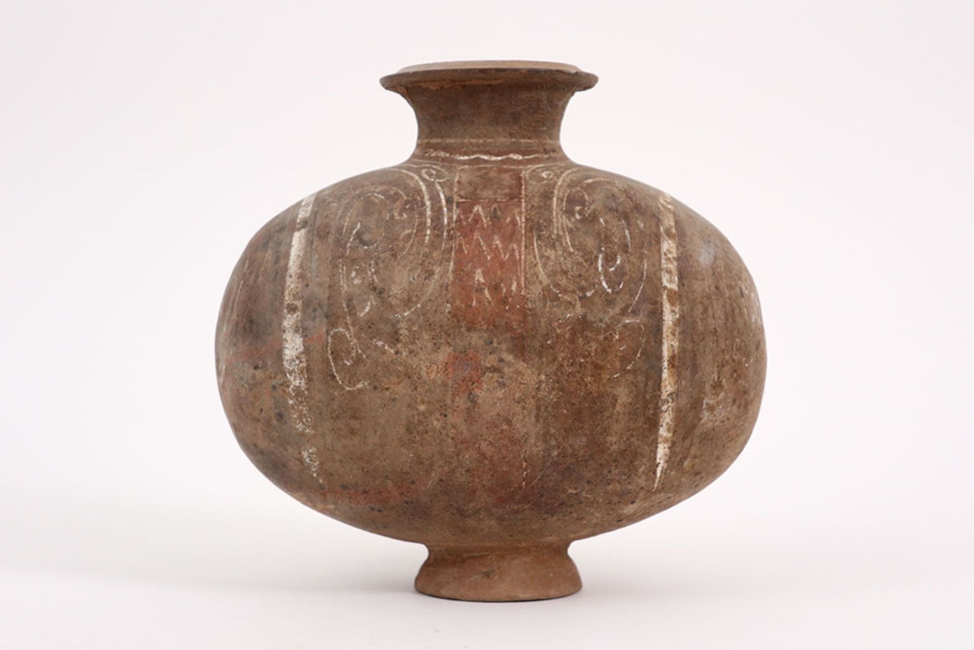 Chinese Han period Cocoon vase in terracotta with remains of the original polychromy || CHINA