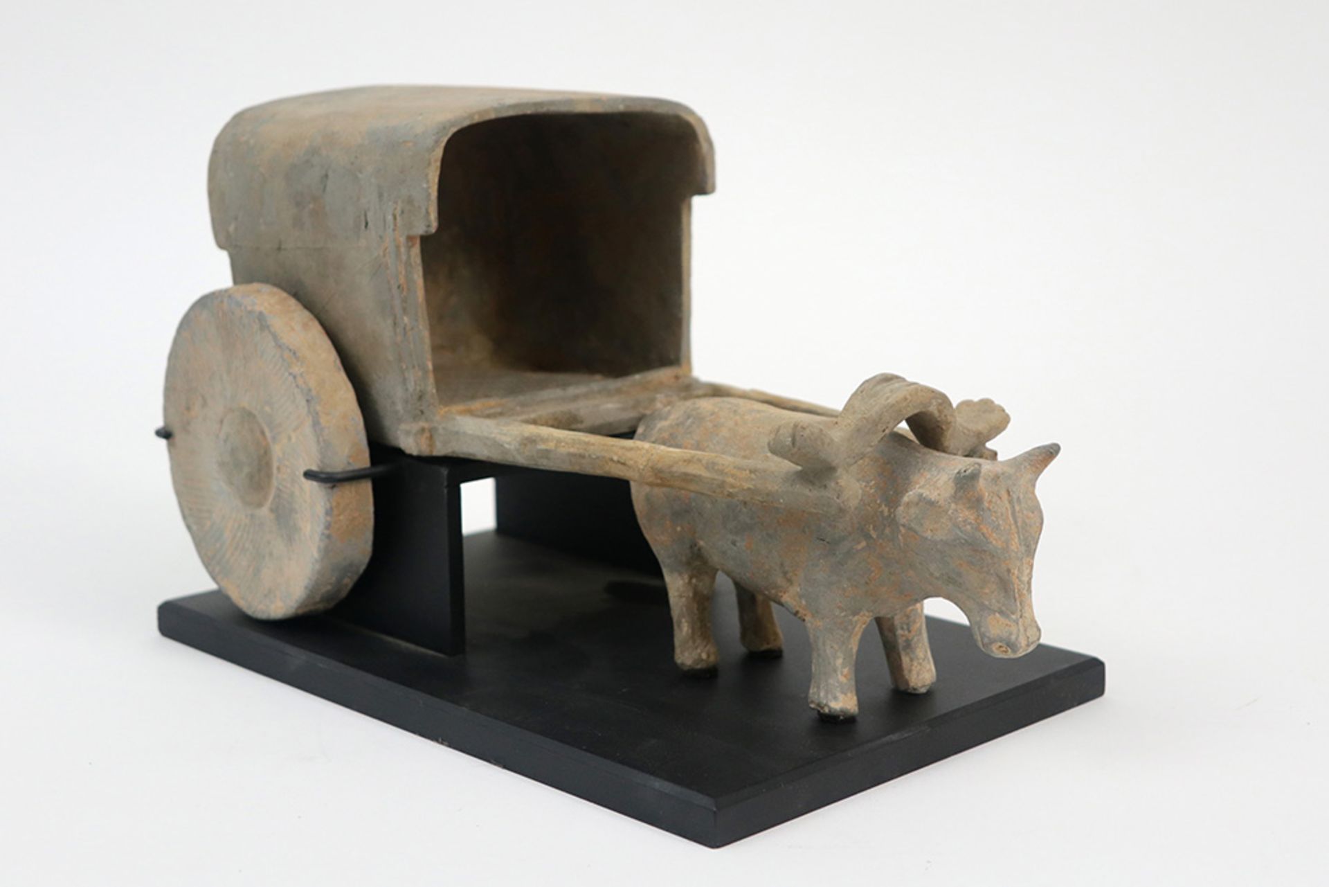 Chinese Han period tomb find : a sculpture in earthenware depicting a carriage with two wheels - Bild 2 aus 6