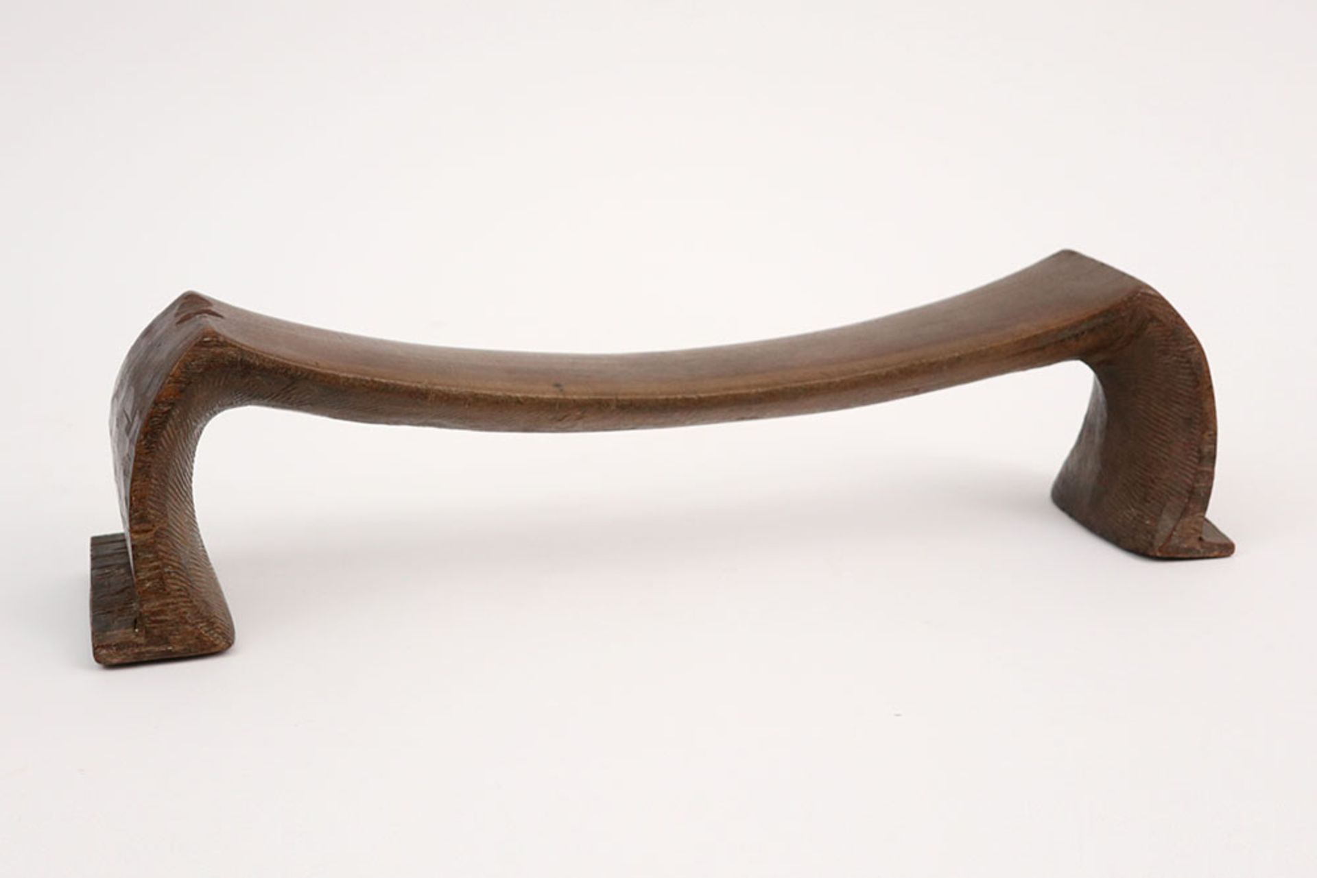 19th Cent. Polynesian Tonga Islands headrest with characteristic M shape in wood || POLYNESIË -