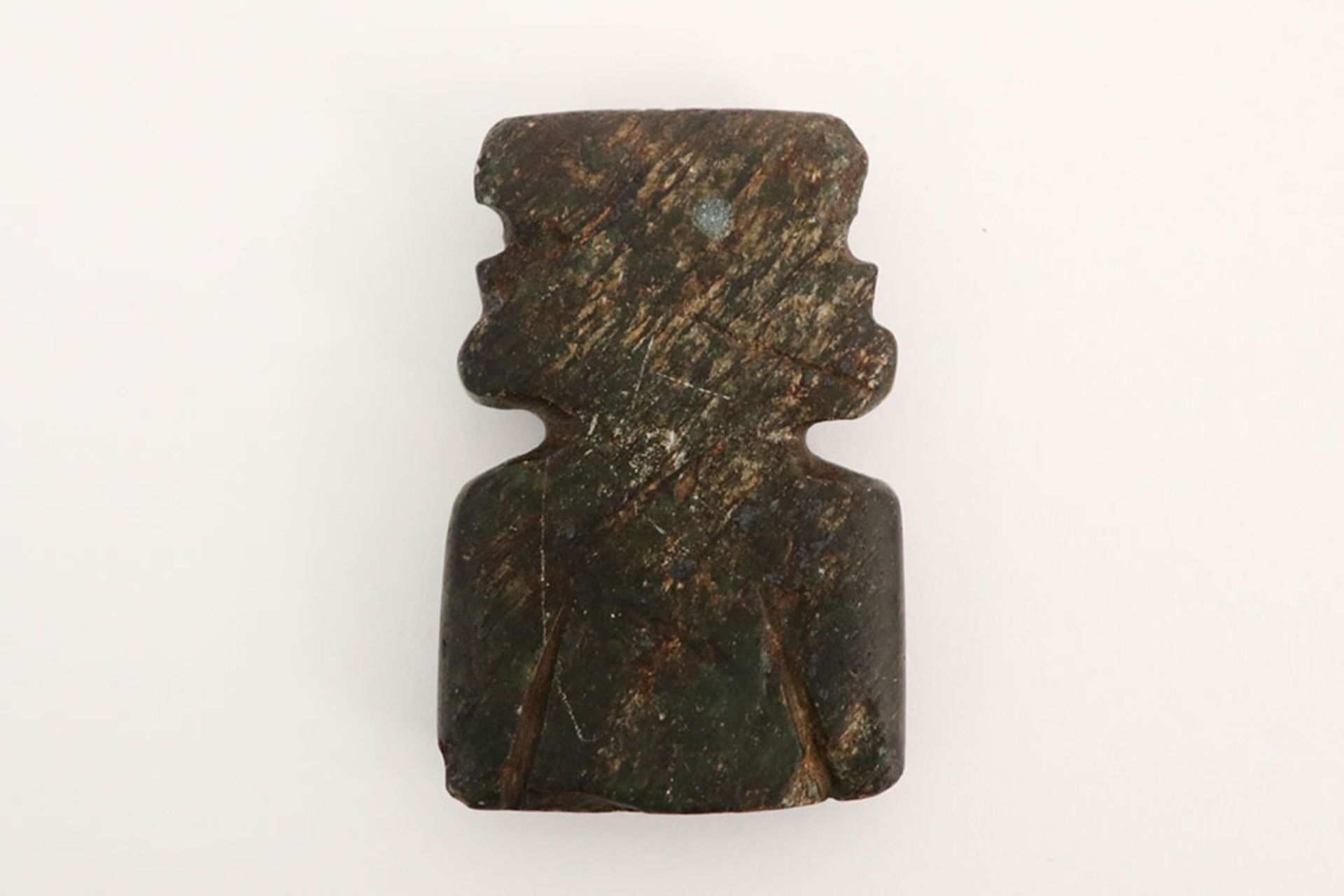 Pre-Columbian jade figurative pendant to be dated between 800 and 1200 || Precolumbiaanse - Image 2 of 2