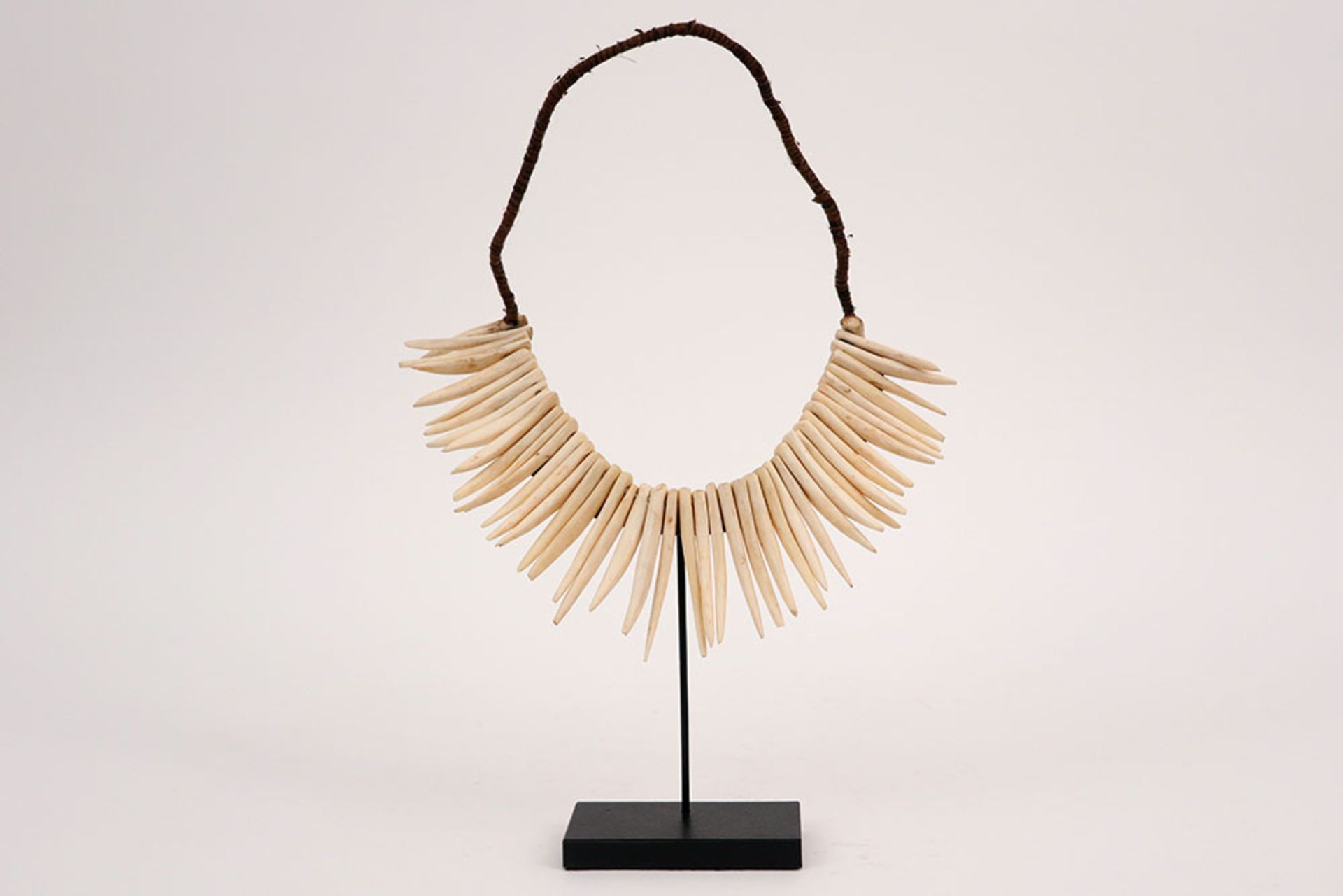 early 20th Cent. Fiji Wasekaseka warrior necklace in bone an vegetal fibres || FIJI - vroeg 20° EEUW