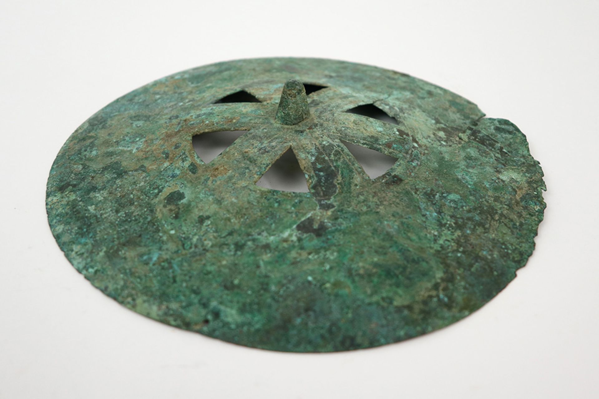 Ancient Persian Luristan Culture shield in bronze with a very nice patina - with plexi stand with - Bild 2 aus 4