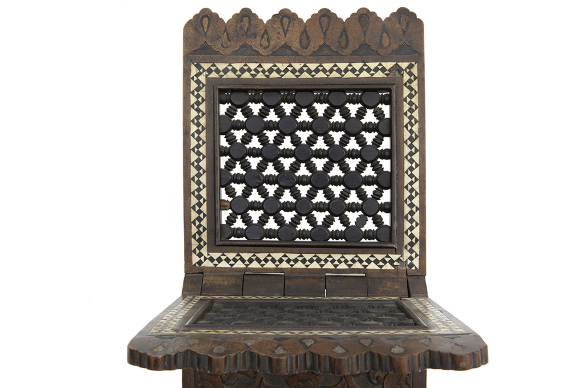 antique folding Mughal Quran stand with arched lower sections, Mihraab shape. || Antieke plooibare - Bild 3 aus 3