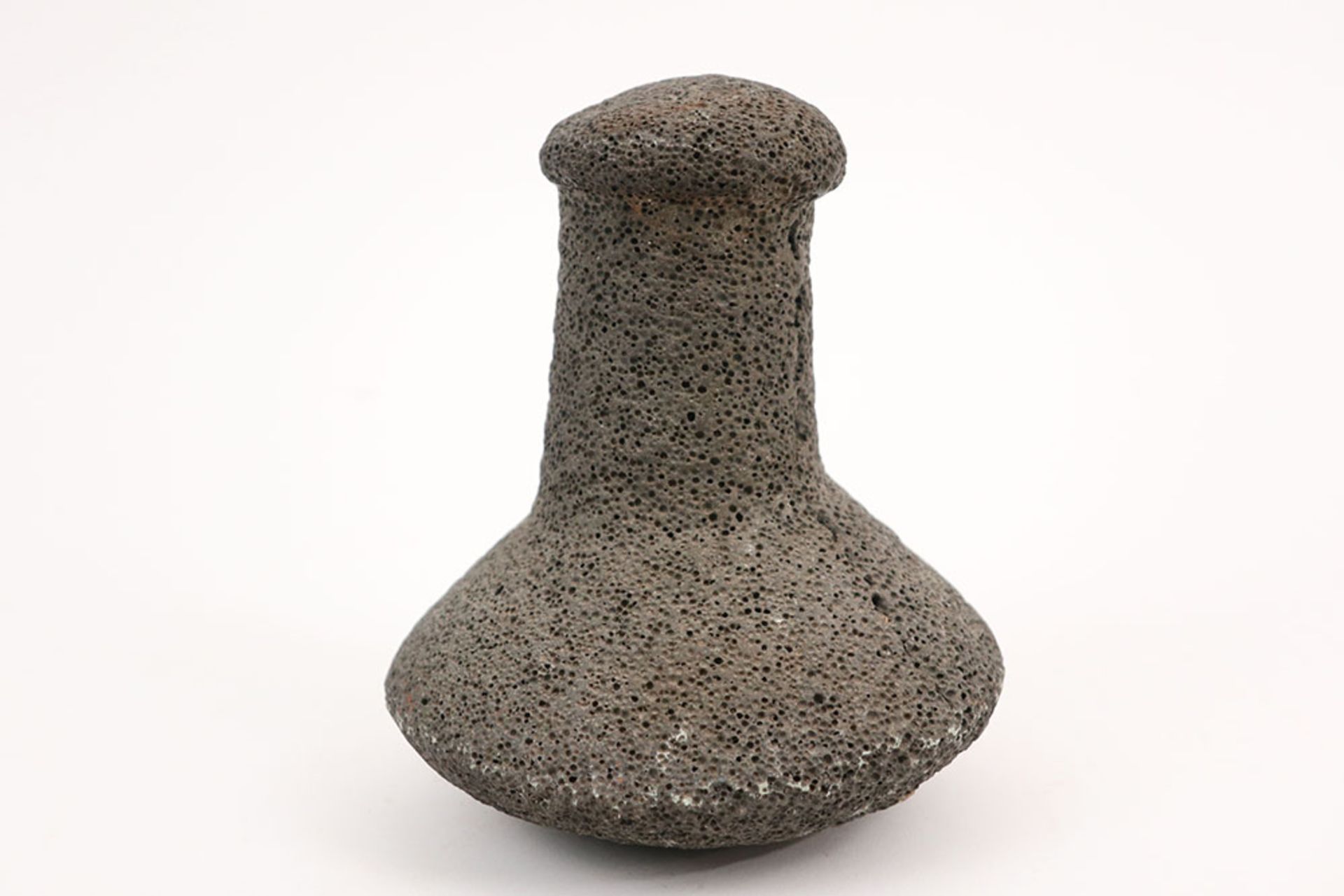 19th Cent. Hawaiian "Poi" food pounder in lava stone || HAWAÏ - 19° EEUW voedselstamper, een zgn "