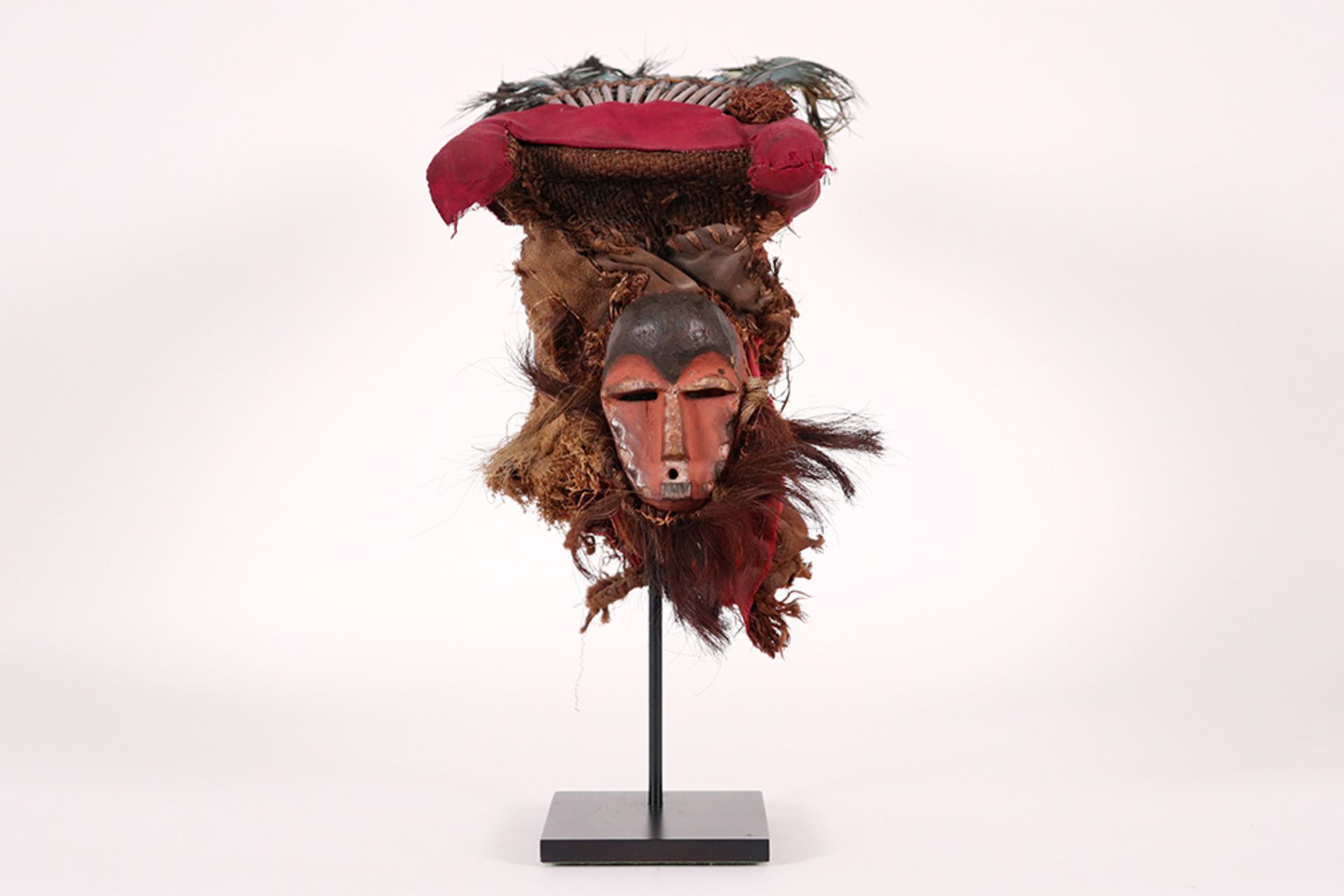 Congolese Badundu/Kasai Pende mask in vegetal fibres, feathers and painted wood with - Image 2 of 6