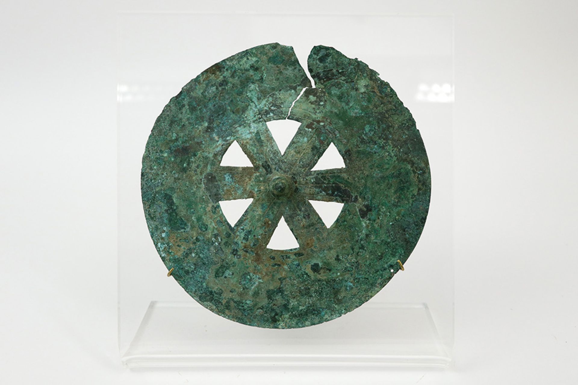 Ancient Persian Luristan Culture shield in bronze with a very nice patina - with plexi stand with
