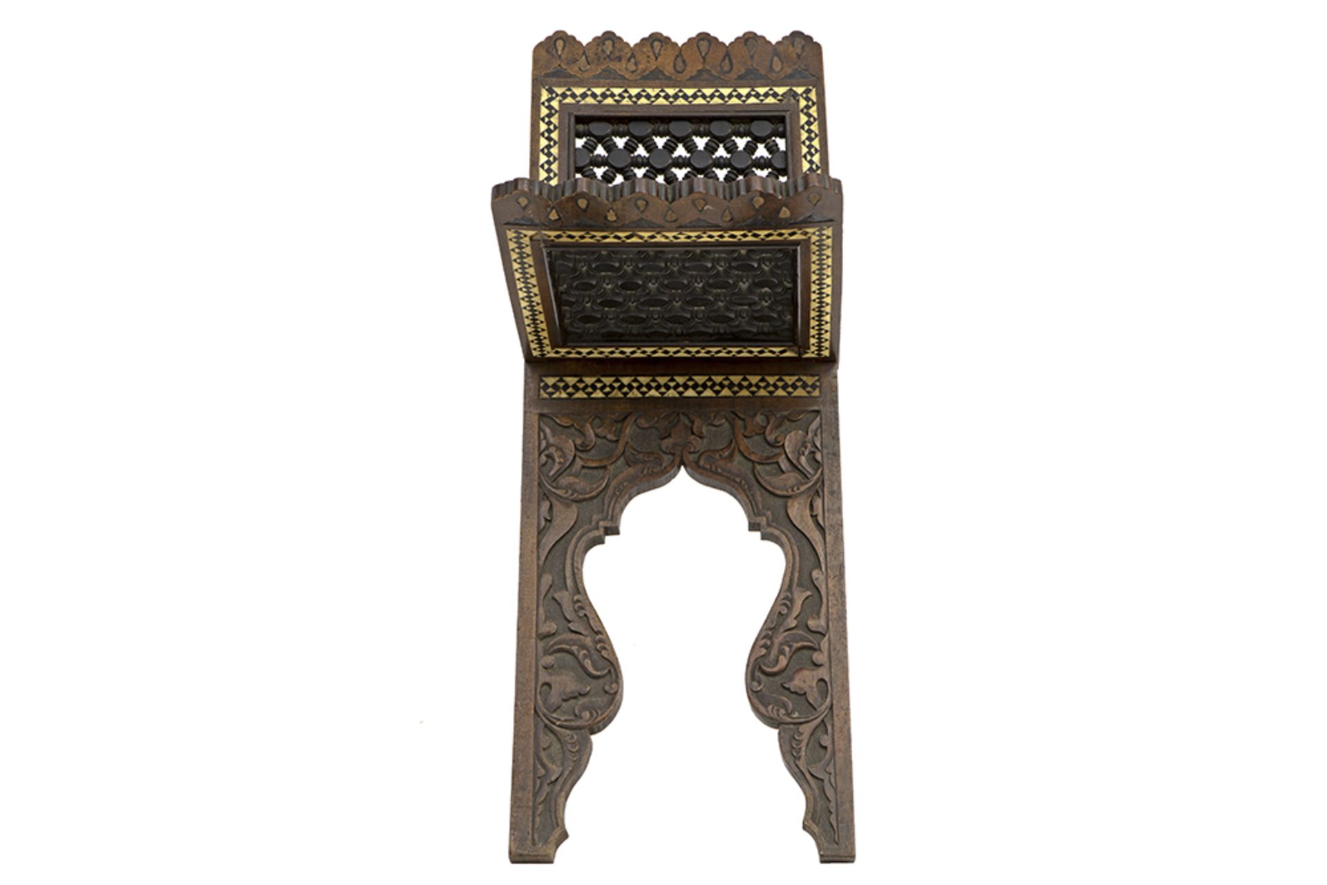 antique folding Mughal Quran stand with arched lower sections, Mihraab shape. || Antieke plooibare - Bild 2 aus 3