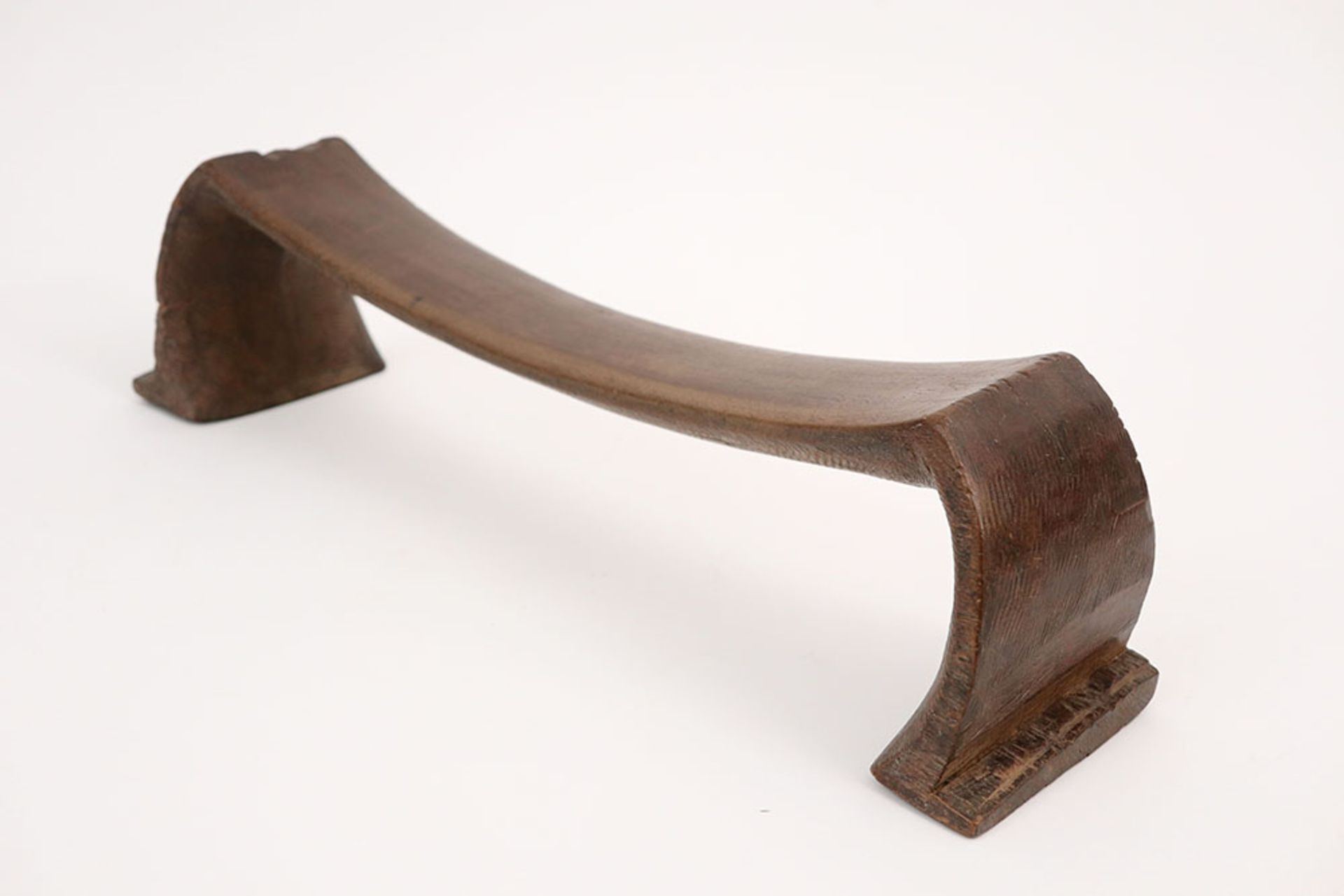 19th Cent. Polynesian Tonga Islands headrest with characteristic M shape in wood || POLYNESIË - - Image 3 of 3