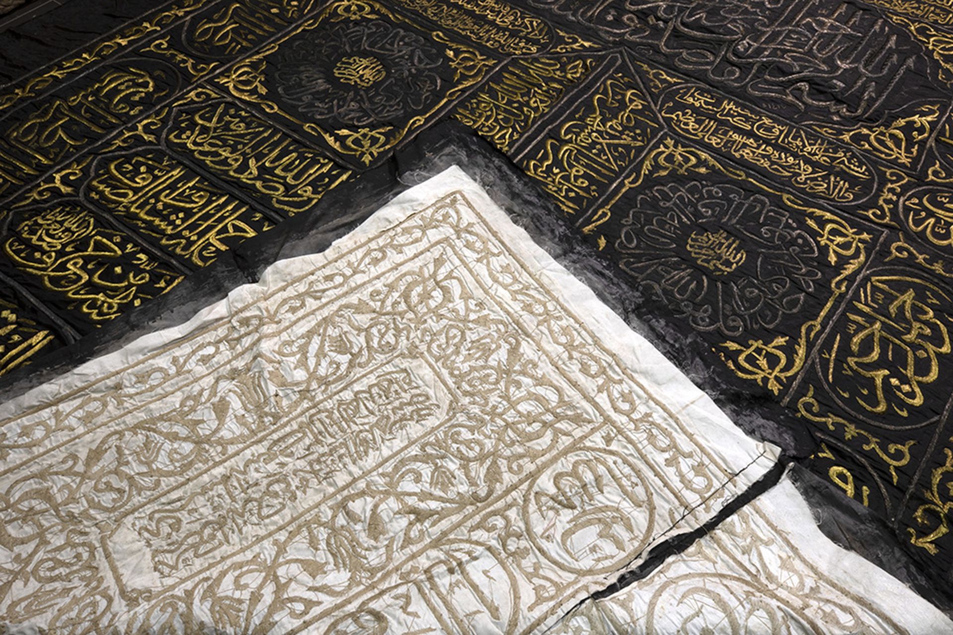 rectangular curtain of the "Kaaba" - door in brocade with embroidered in silver and gilt thread over - Bild 5 aus 5