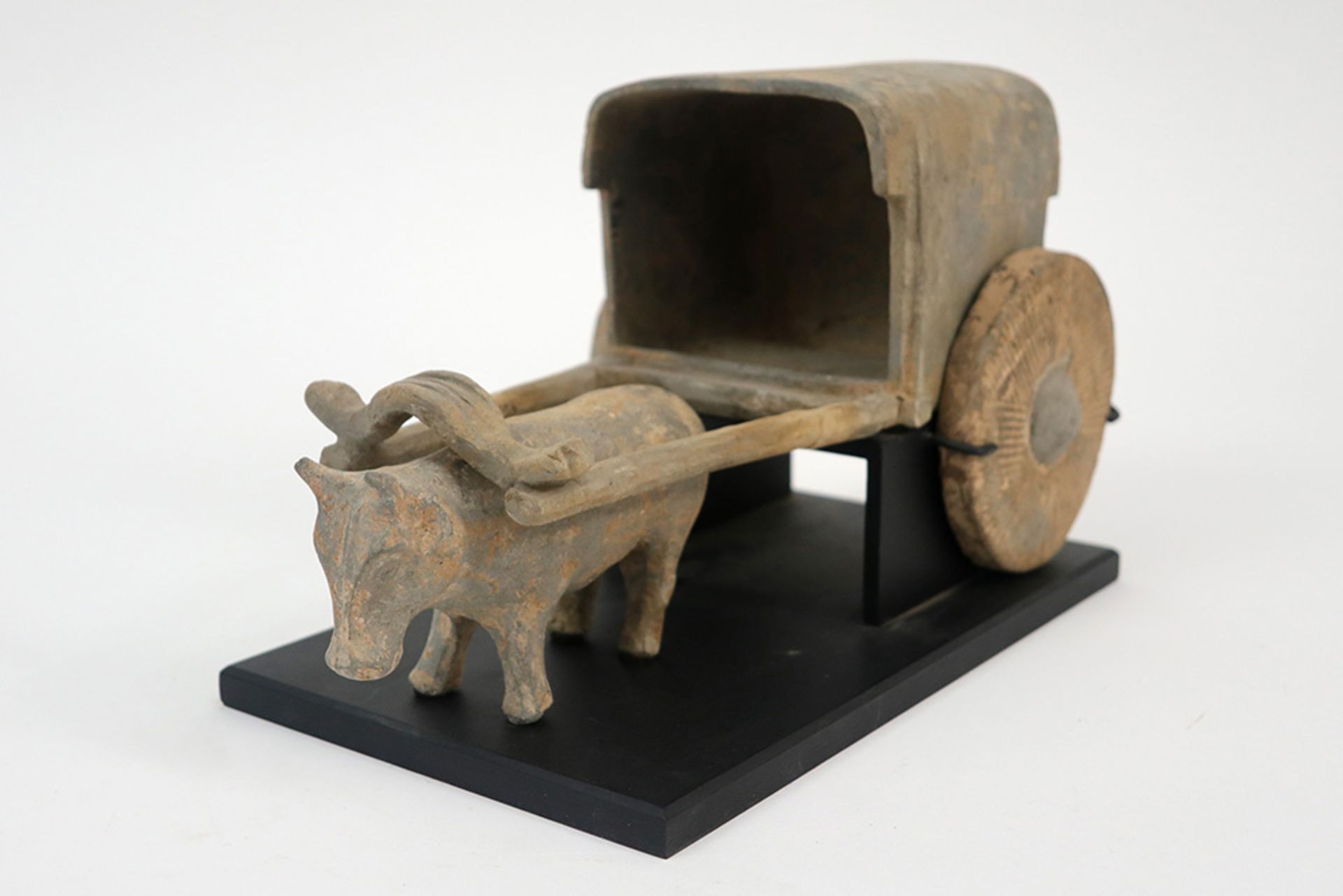 Chinese Han period tomb find : a sculpture in earthenware depicting a carriage with two wheels - Bild 6 aus 6