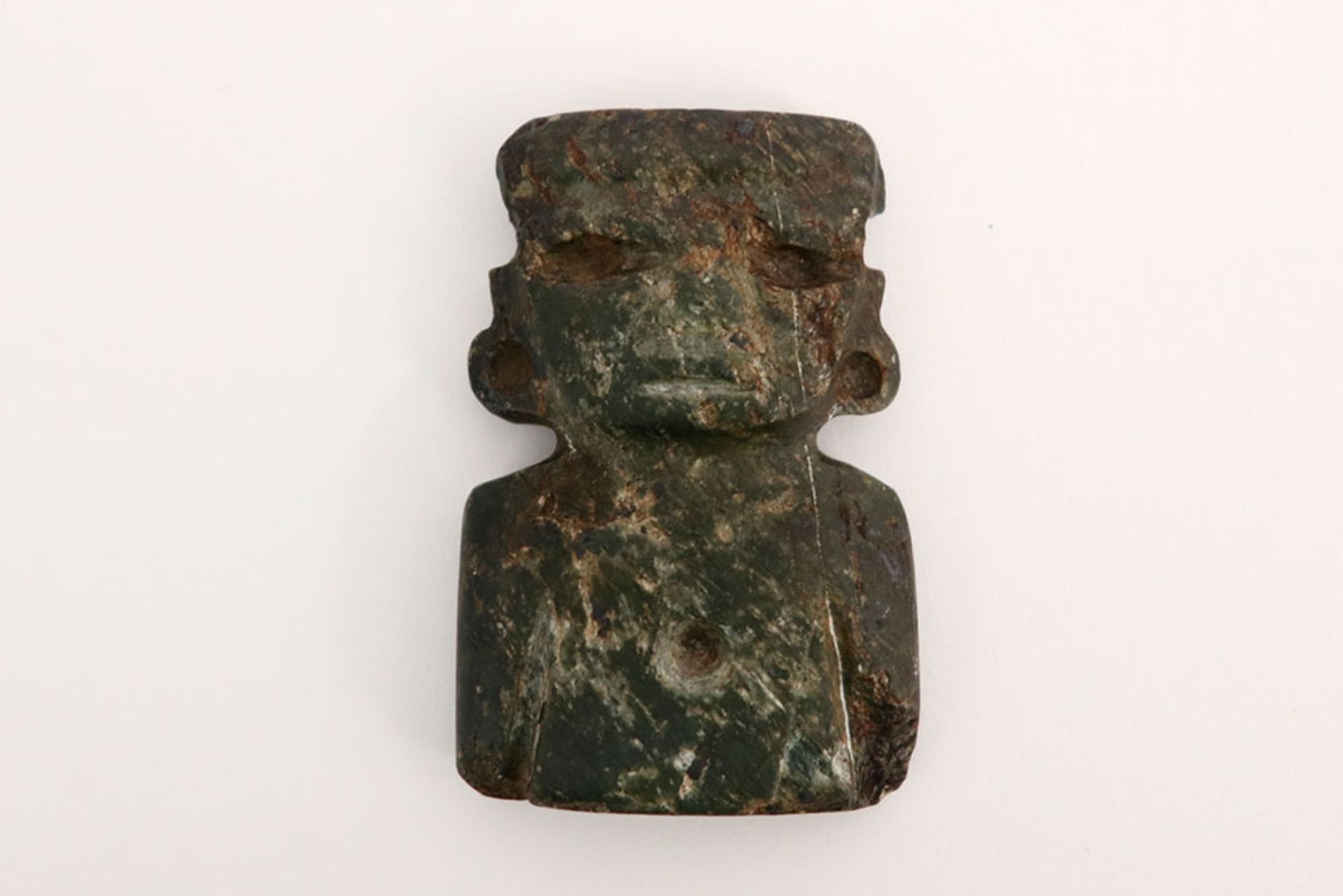 Pre-Columbian jade figurative pendant to be dated between 800 and 1200 || Precolumbiaanse