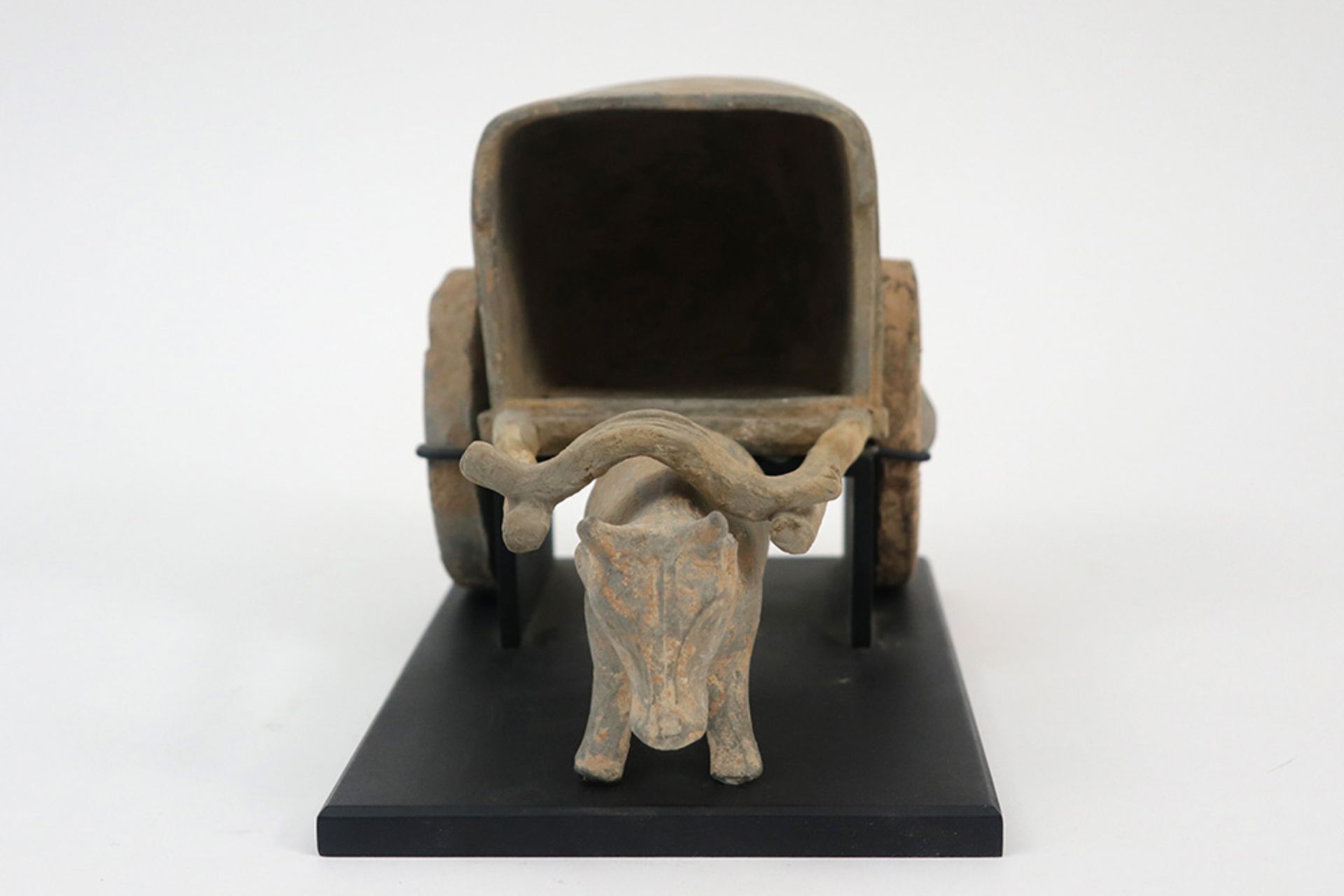 Chinese Han period tomb find : a sculpture in earthenware depicting a carriage with two wheels - Bild 3 aus 6