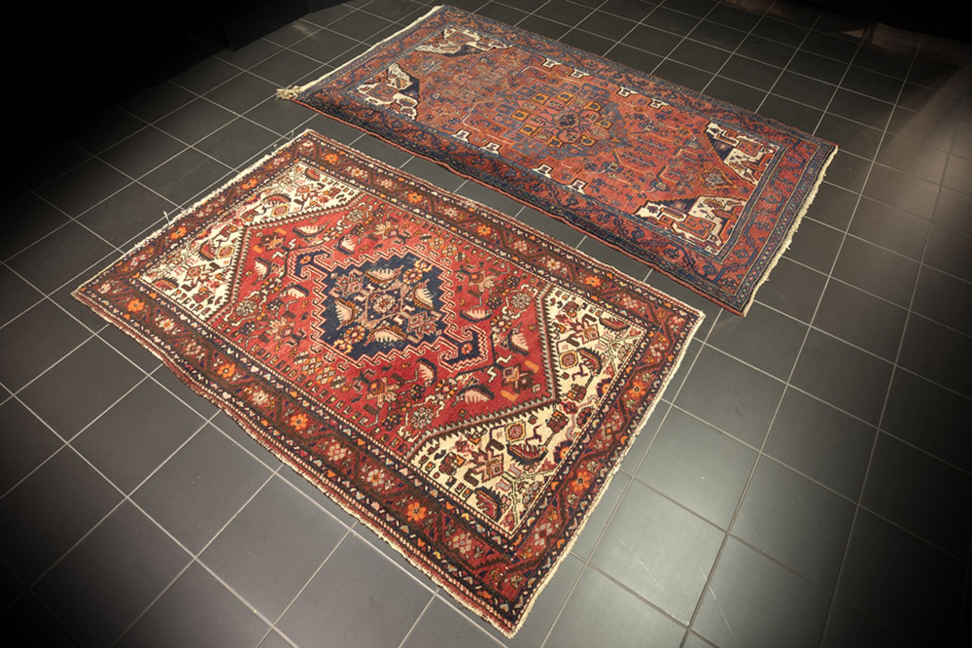 two Persian dozar rugs in wool || Lot van twee Perzische dozar-tapijten - 133 x 238 en 125 x 196 cm
