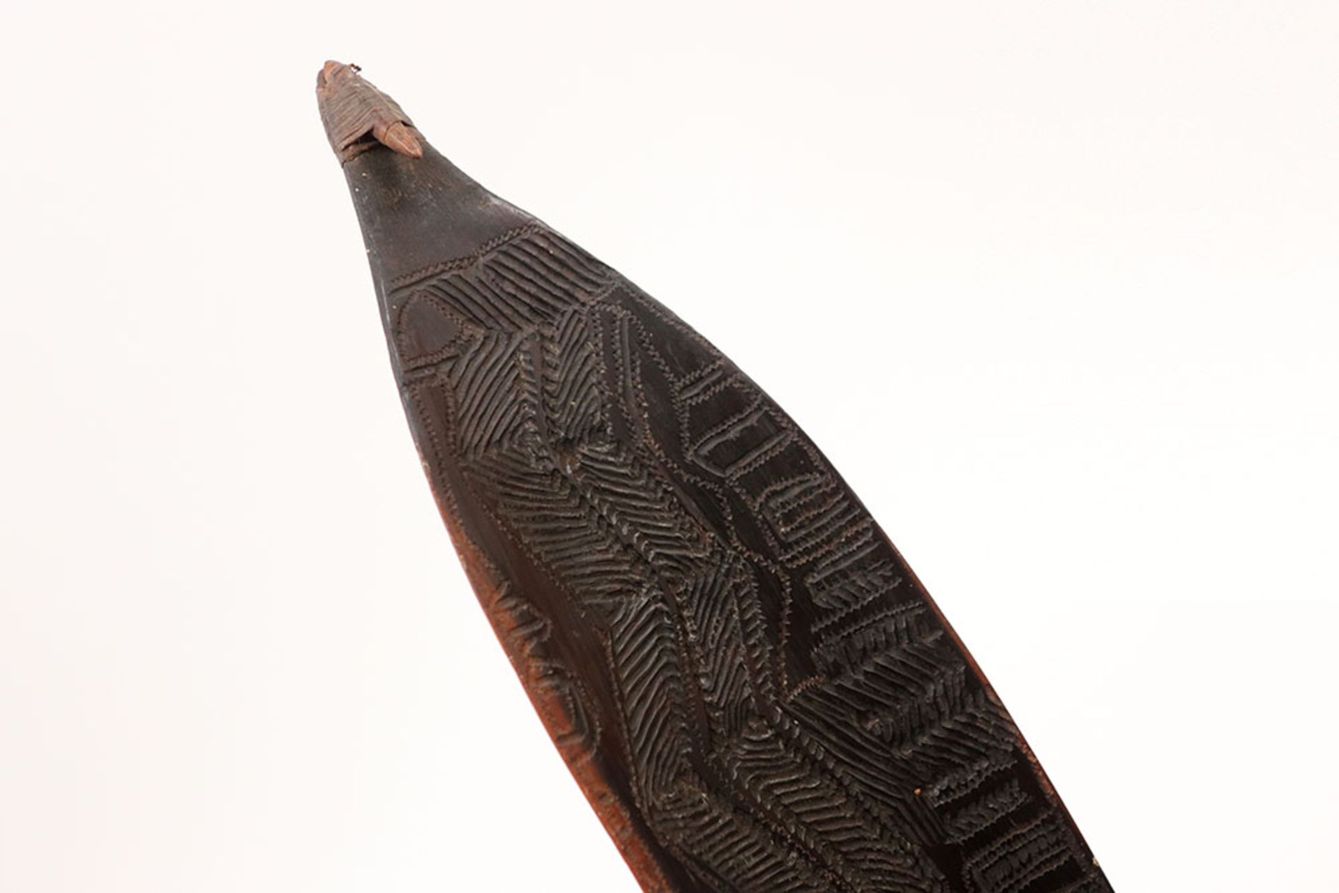 early 20th Cent. Australian Aboriginal spear thrower in wood, fully engraved on one side || - Image 3 of 3