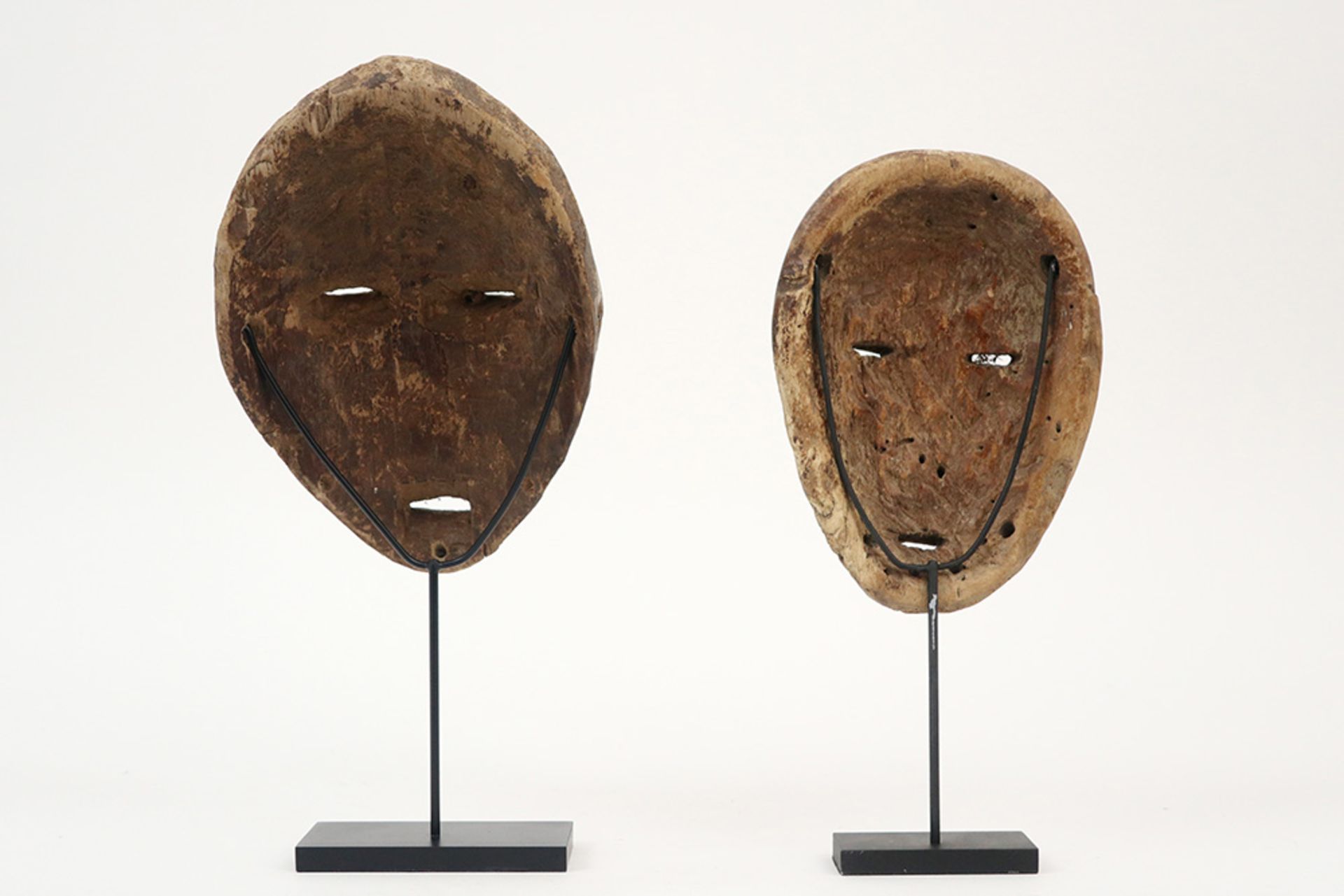 two Congolese typical Lega masks in wood with remains of kaolin || AFRIKA - KONGO twee typische - Image 4 of 4