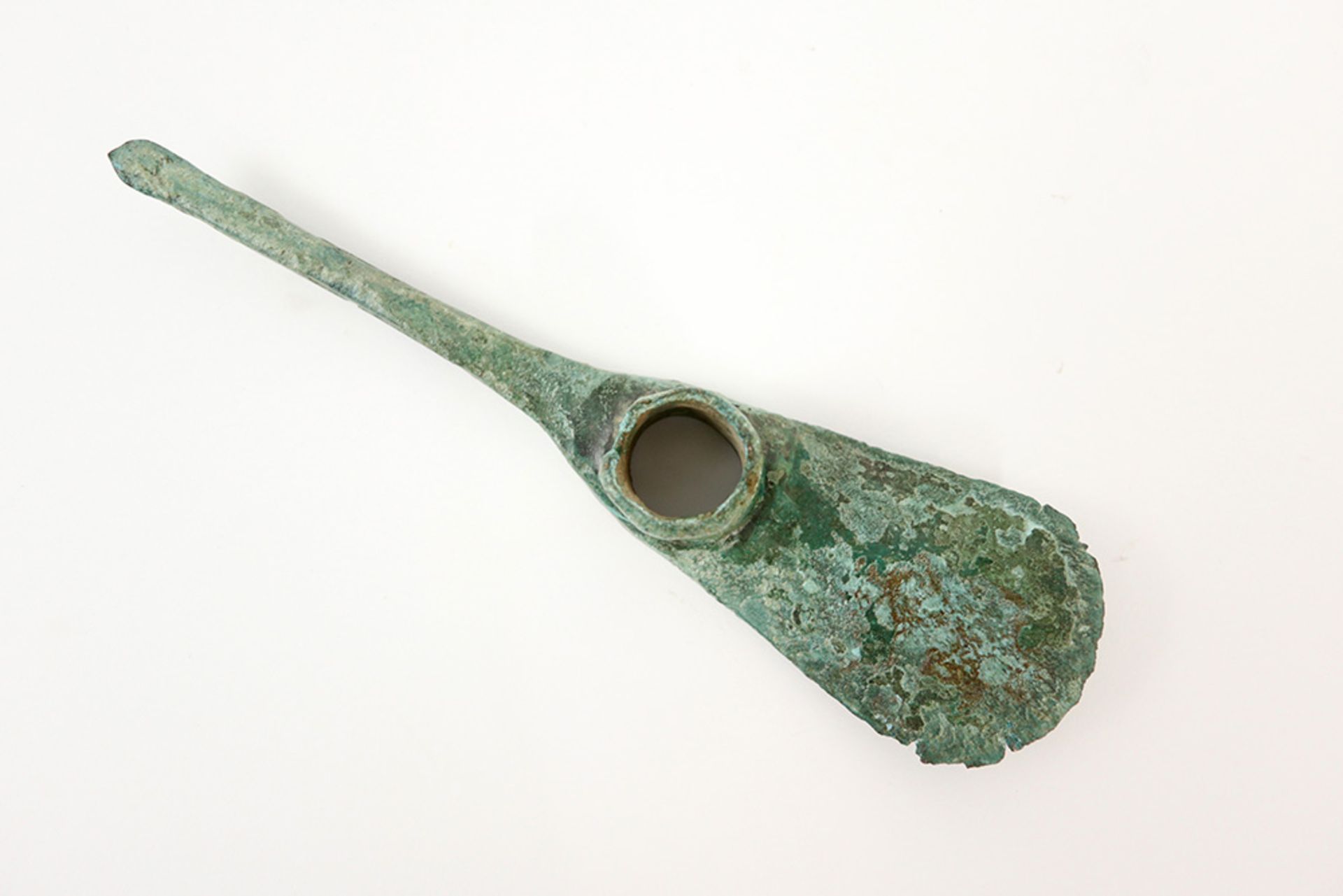 Ancient Persian Luristan Culture ceremonial axe in bronze with nice patina - with stand with XRF - Bild 4 aus 4