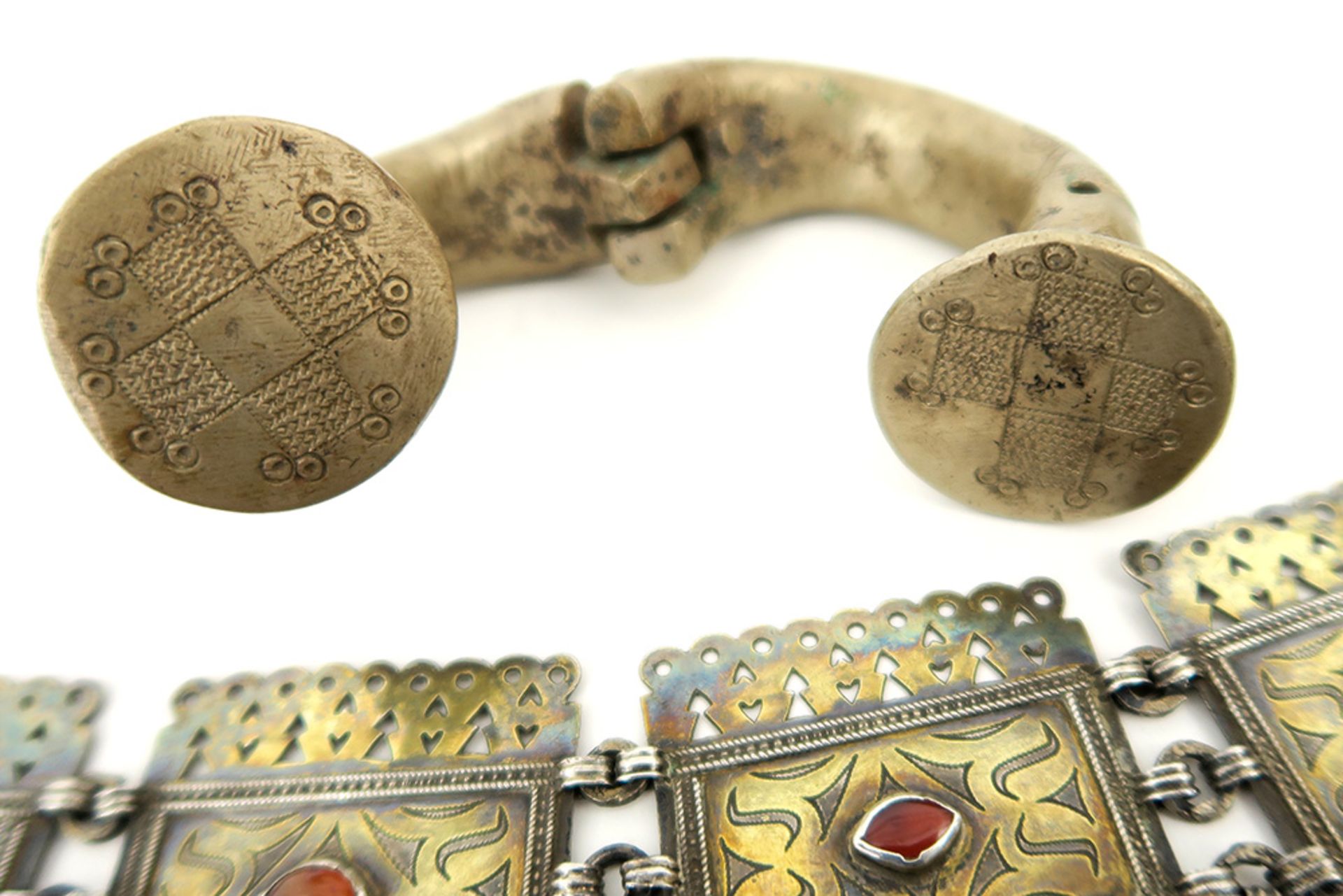 old African silver bracelet and an antique Turkmen jewel in silver, gold and carnelian || Lot (2) - Bild 5 aus 8