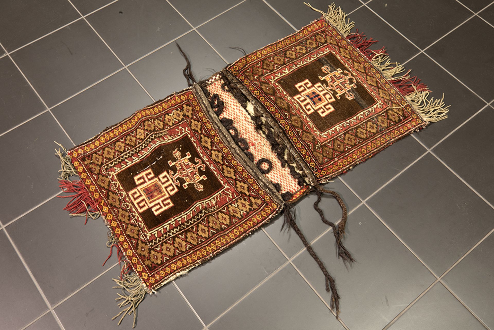 Persian nomads camel's bag partly knotted partly woven || Kamelenzak van Perzische nomaden, deels