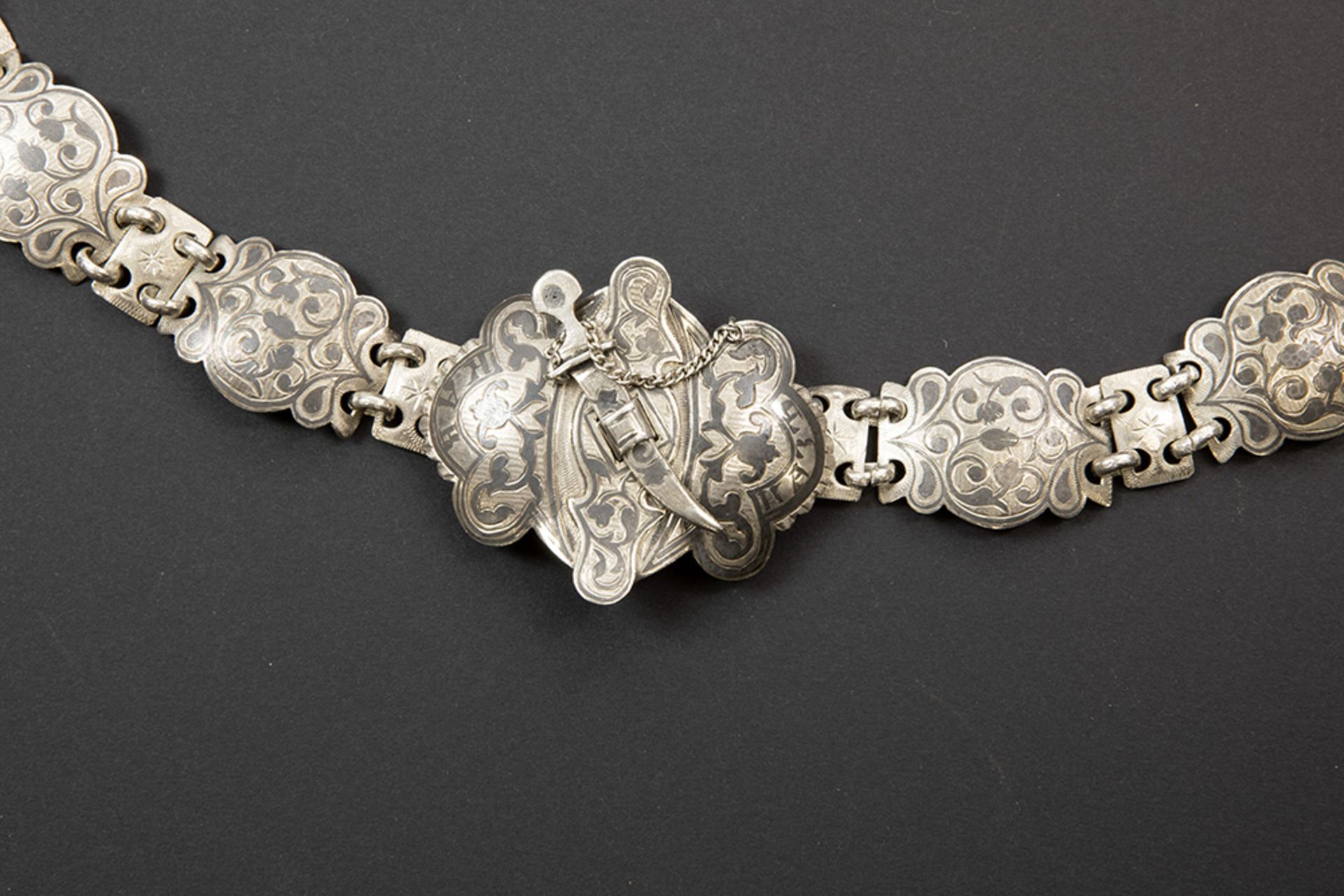 'antique' presumably Georgian belt in marked silver with niëllo ornamentation || 'Antieke' - Image 2 of 2