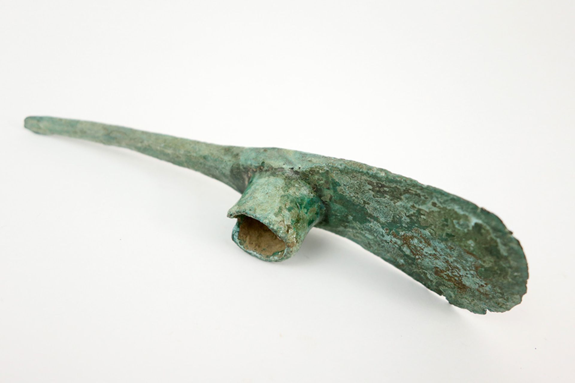 Ancient Persian Luristan Culture ceremonial axe in bronze with nice patina - with stand with XRF - Bild 3 aus 4