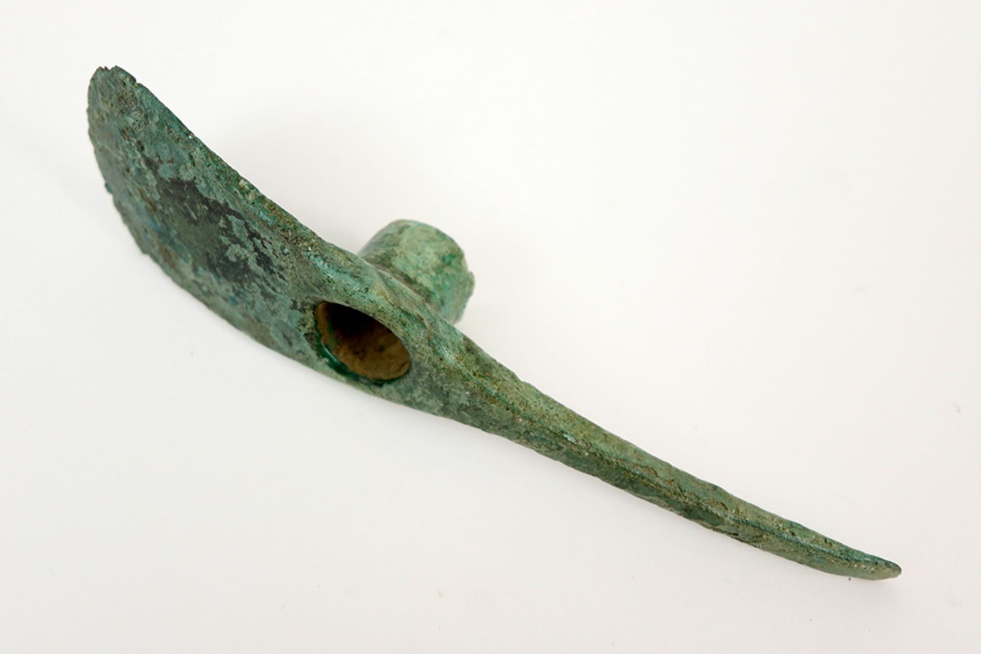 Ancient Persian Luristan Culture ceremonial axe in bronze with nice patina - with stand with XRF - Bild 2 aus 4