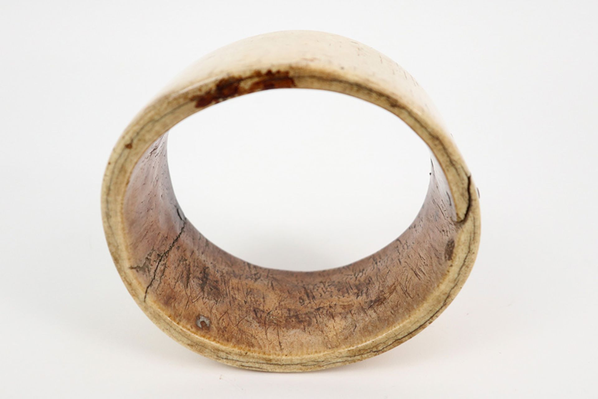 antique African bracelet in ivory (with an old local repair) || Antieke Afrikaanse brede armband - Image 3 of 4