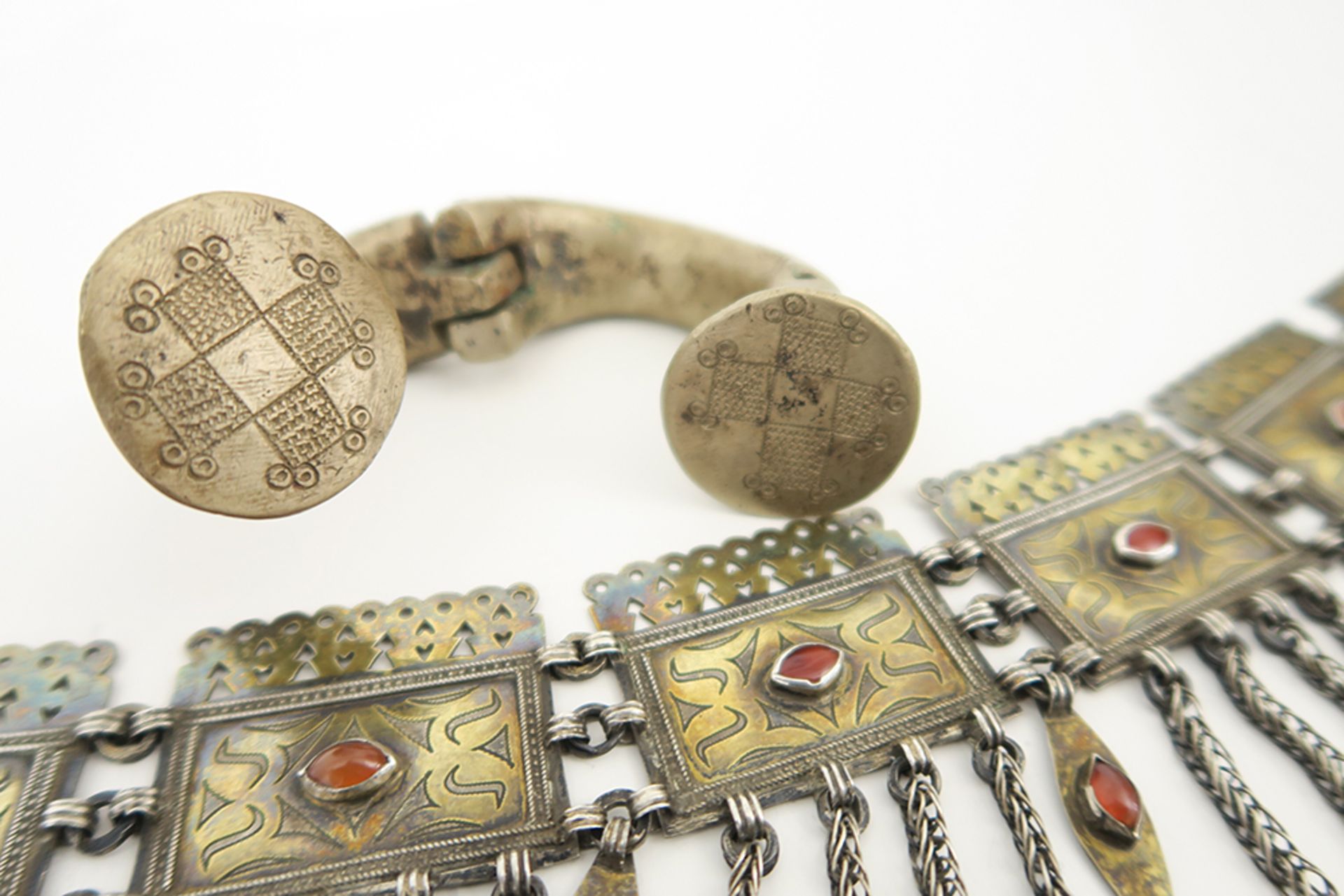 old African silver bracelet and an antique Turkmen jewel in silver, gold and carnelian || Lot (2) - Bild 4 aus 8