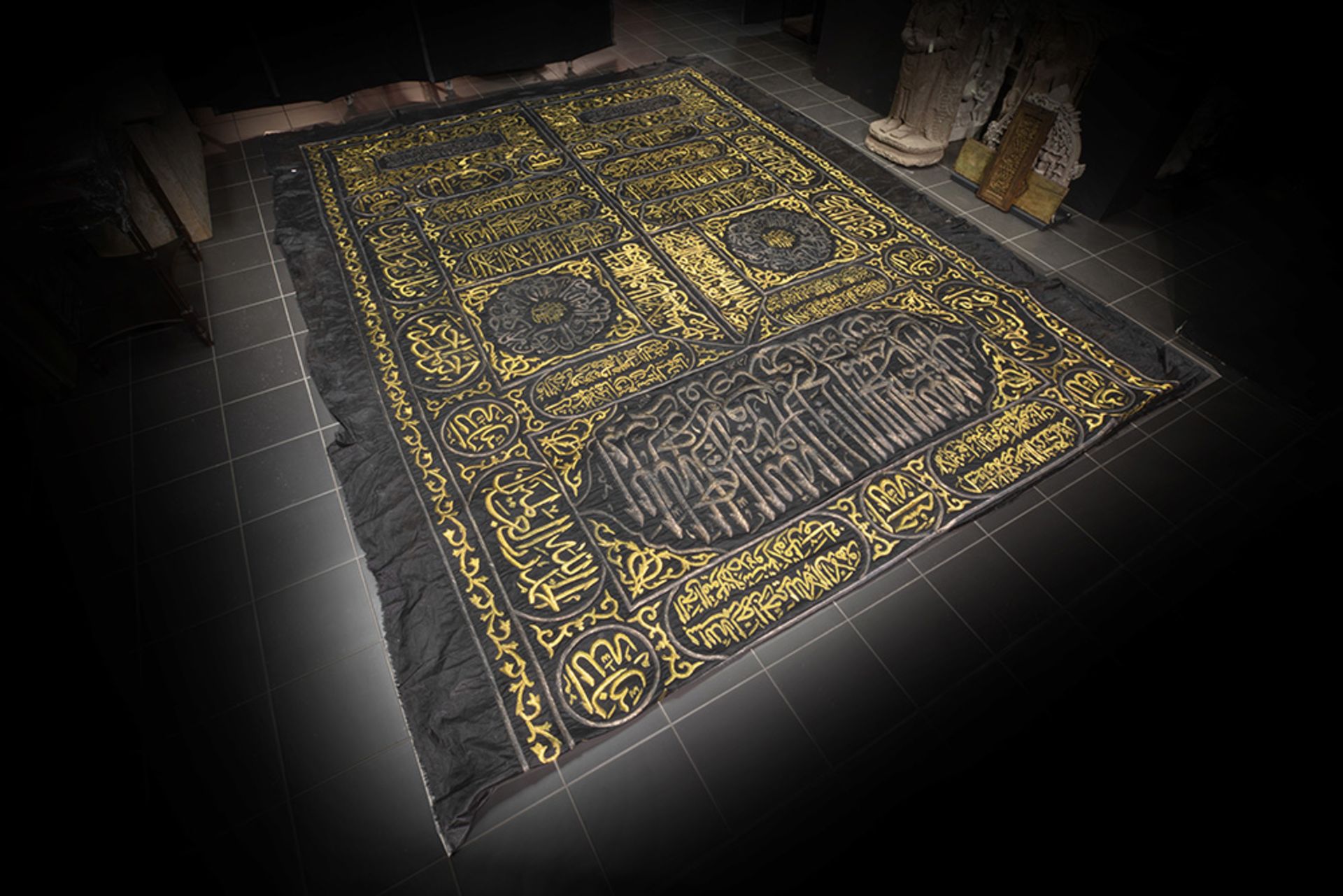 rectangular curtain of the "Kaaba" - door in brocade with embroidered in silver and gilt thread over - Bild 3 aus 5