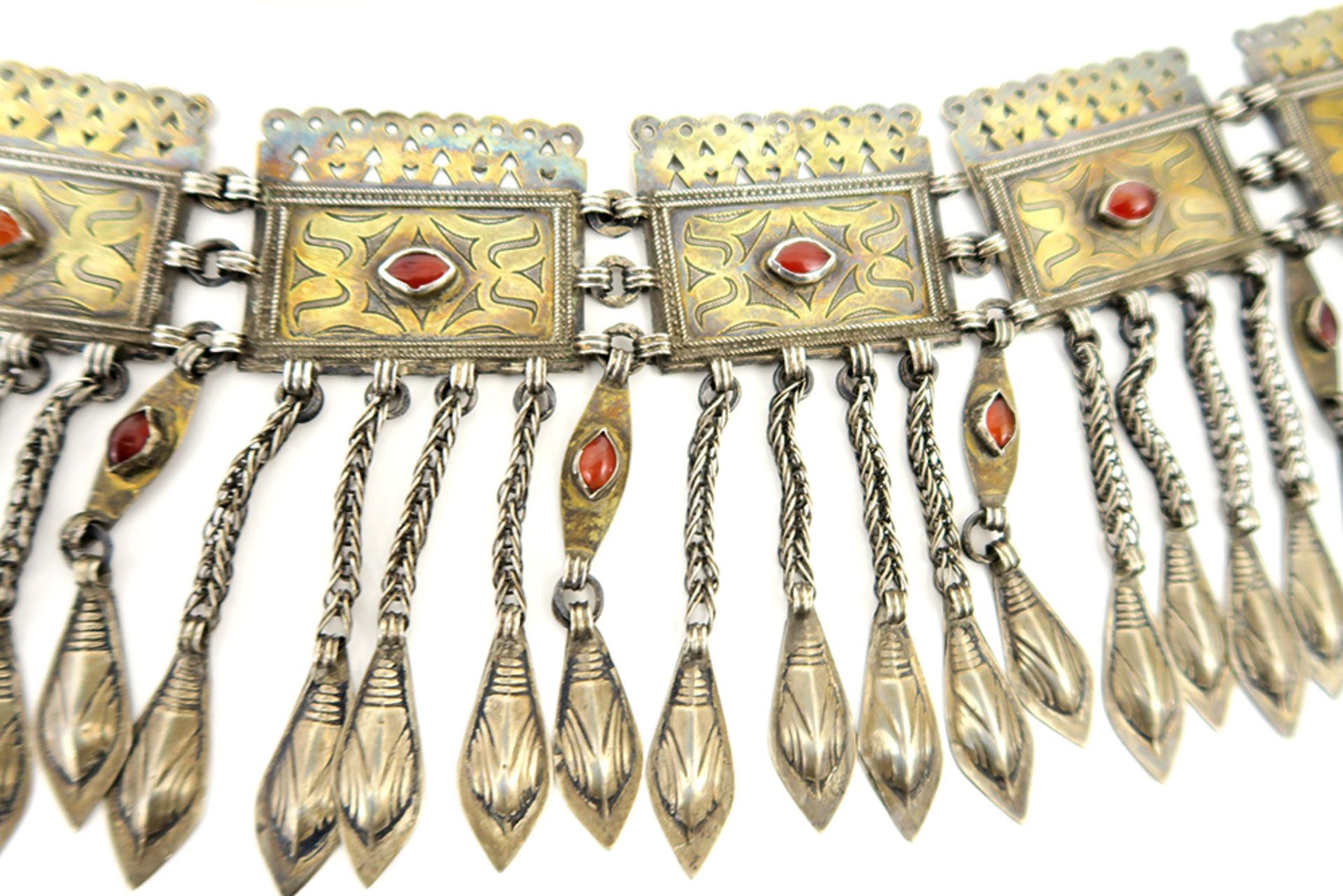 old African silver bracelet and an antique Turkmen jewel in silver, gold and carnelian || Lot (2) - Bild 7 aus 8