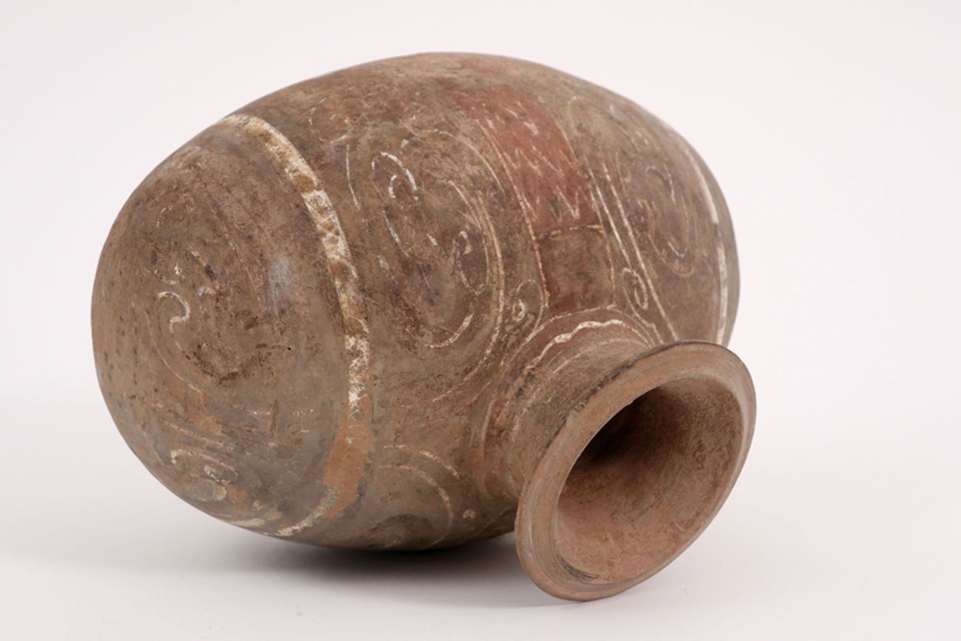 Chinese Han period Cocoon vase in terracotta with remains of the original polychromy || CHINA - Bild 3 aus 4