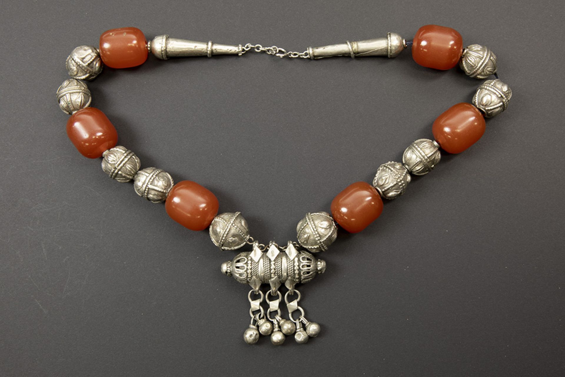 old Yemen necklace in silver with beads in amber (?) || Oude Jemenitische halsband in zilver met