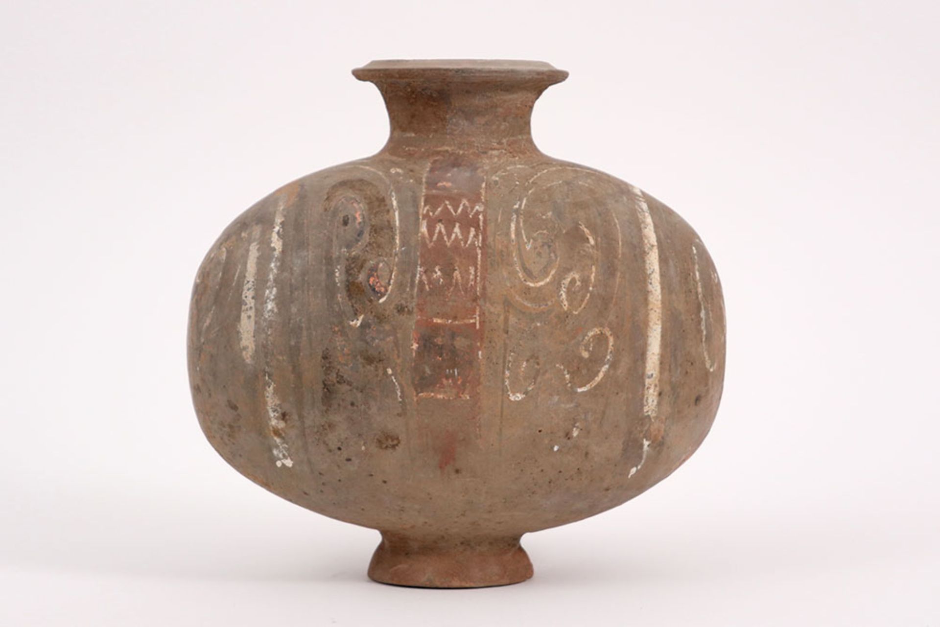 Chinese Han period Cocoon vase in terracotta with remains of the original polychromy || CHINA - Bild 2 aus 4