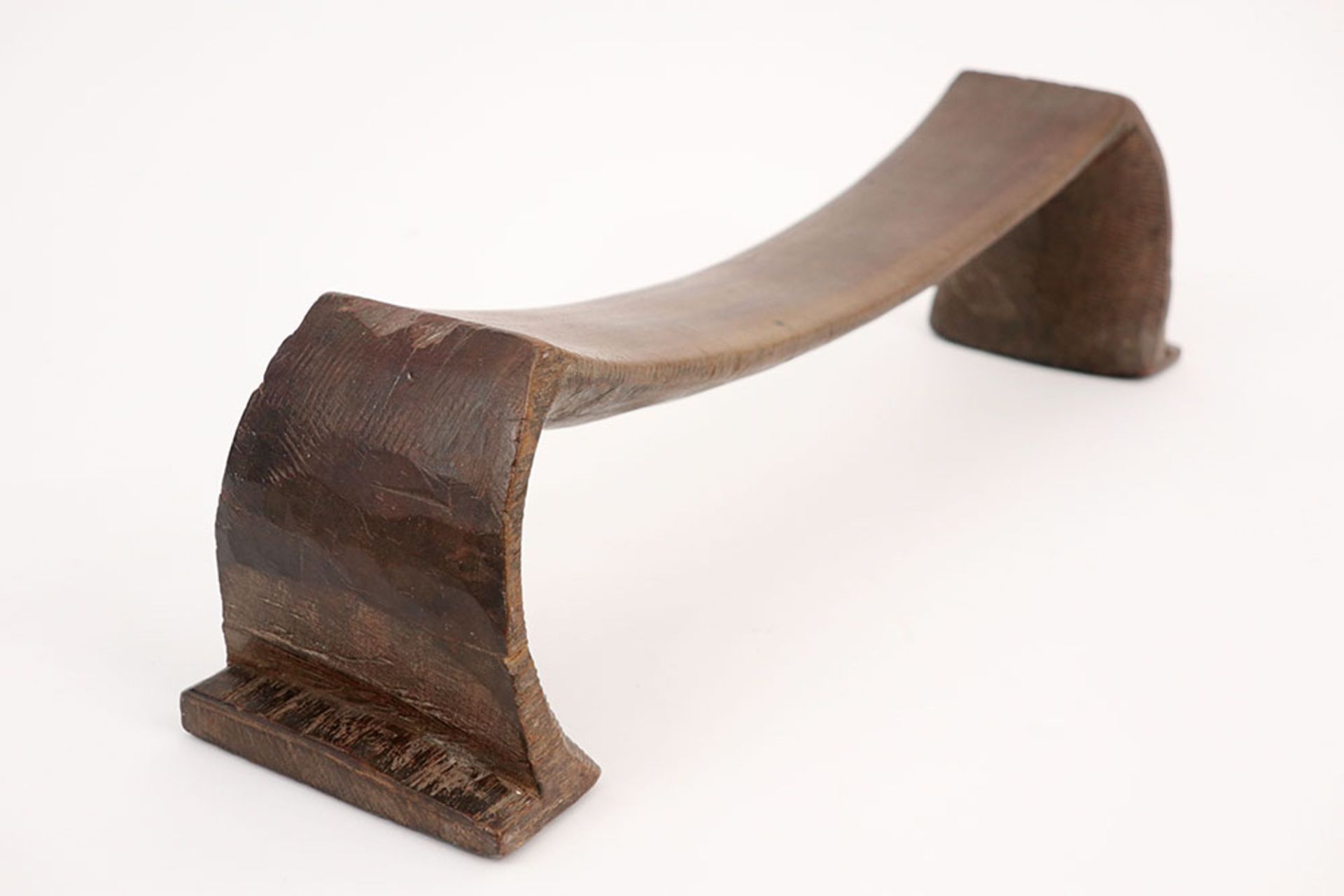 19th Cent. Polynesian Tonga Islands headrest with characteristic M shape in wood || POLYNESIË - - Image 2 of 3