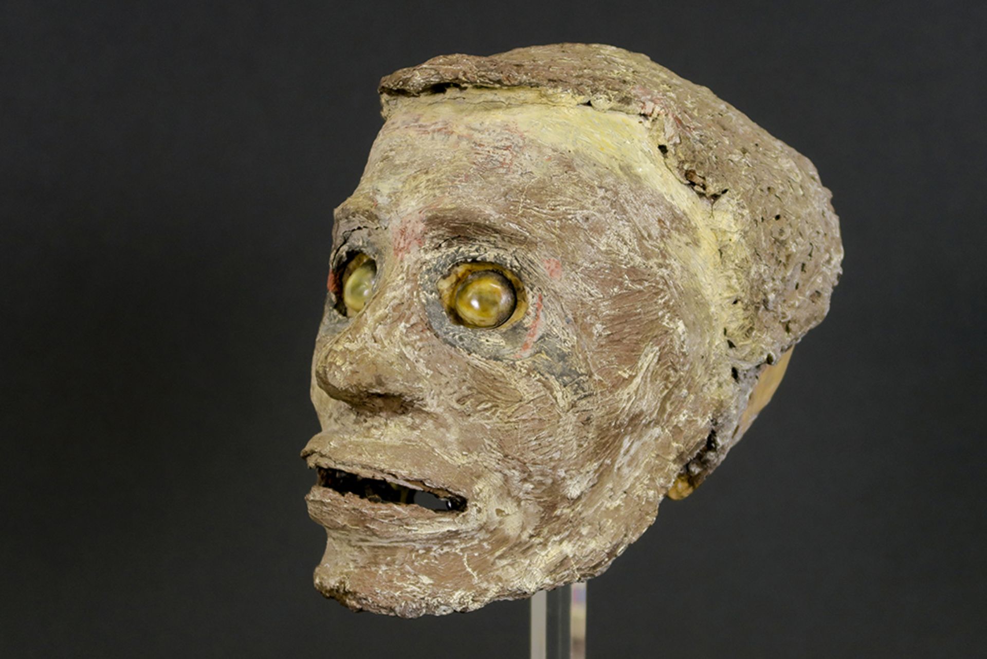 20th Cent. Oceanian sculpture with an overmodeled skull with shell inlaid eyes || OCEANIË - 20° EEUW