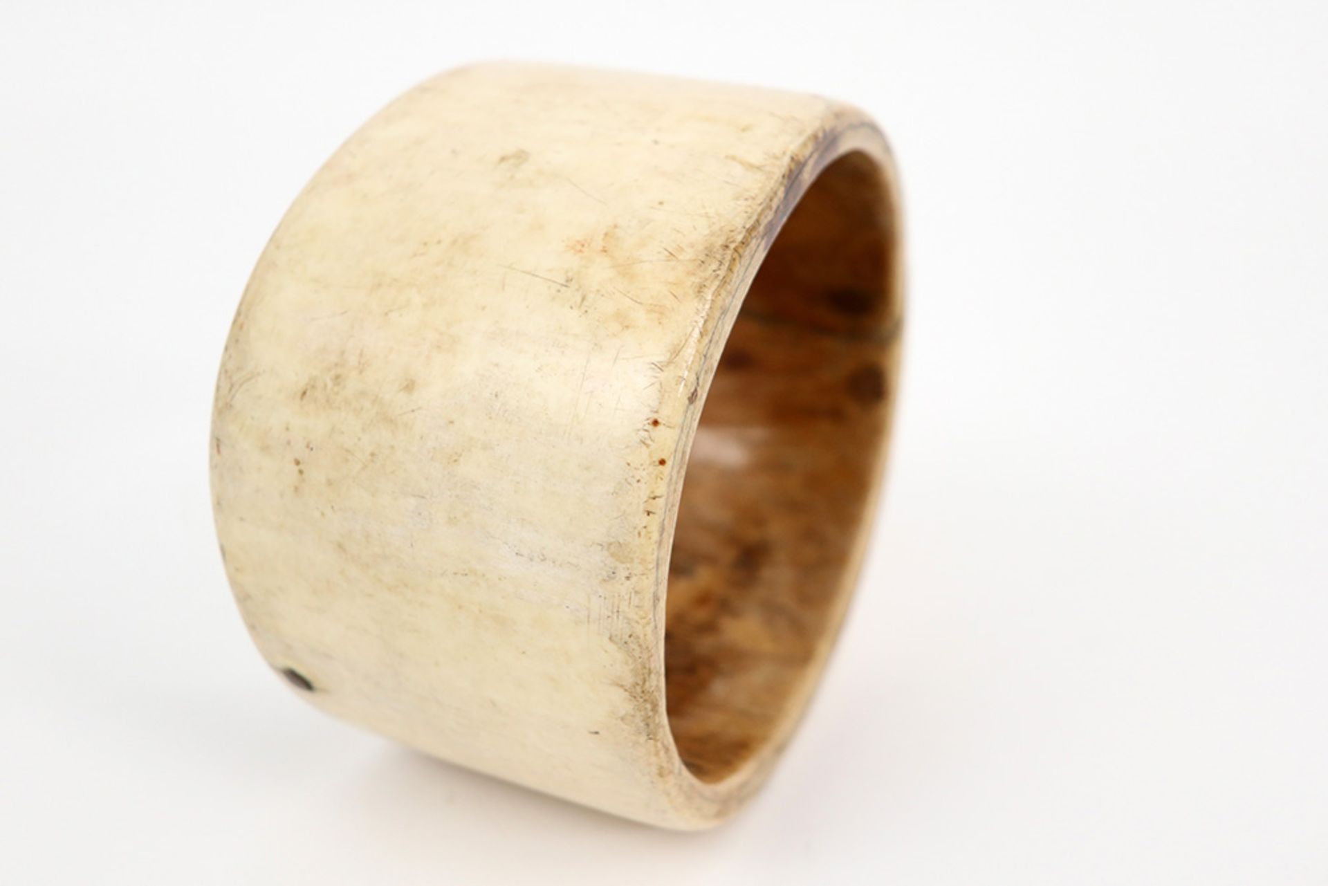 antique African bracelet in ivory (with an old local repair) || Antieke Afrikaanse brede armband - Image 2 of 4