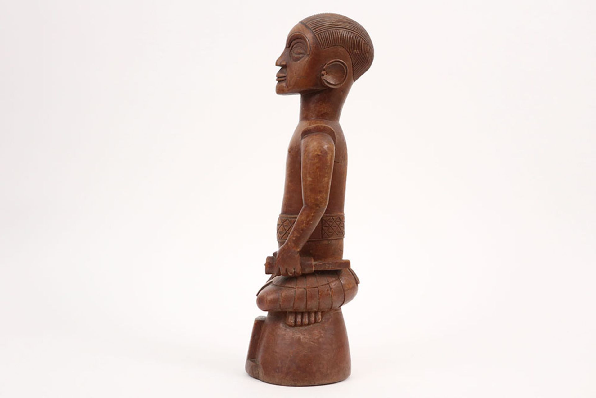 20th Cent. Congolese carver sculpture in wood || AFRIKA / KONGO - 20° EEUW sculptuur in hout met - Image 3 of 4