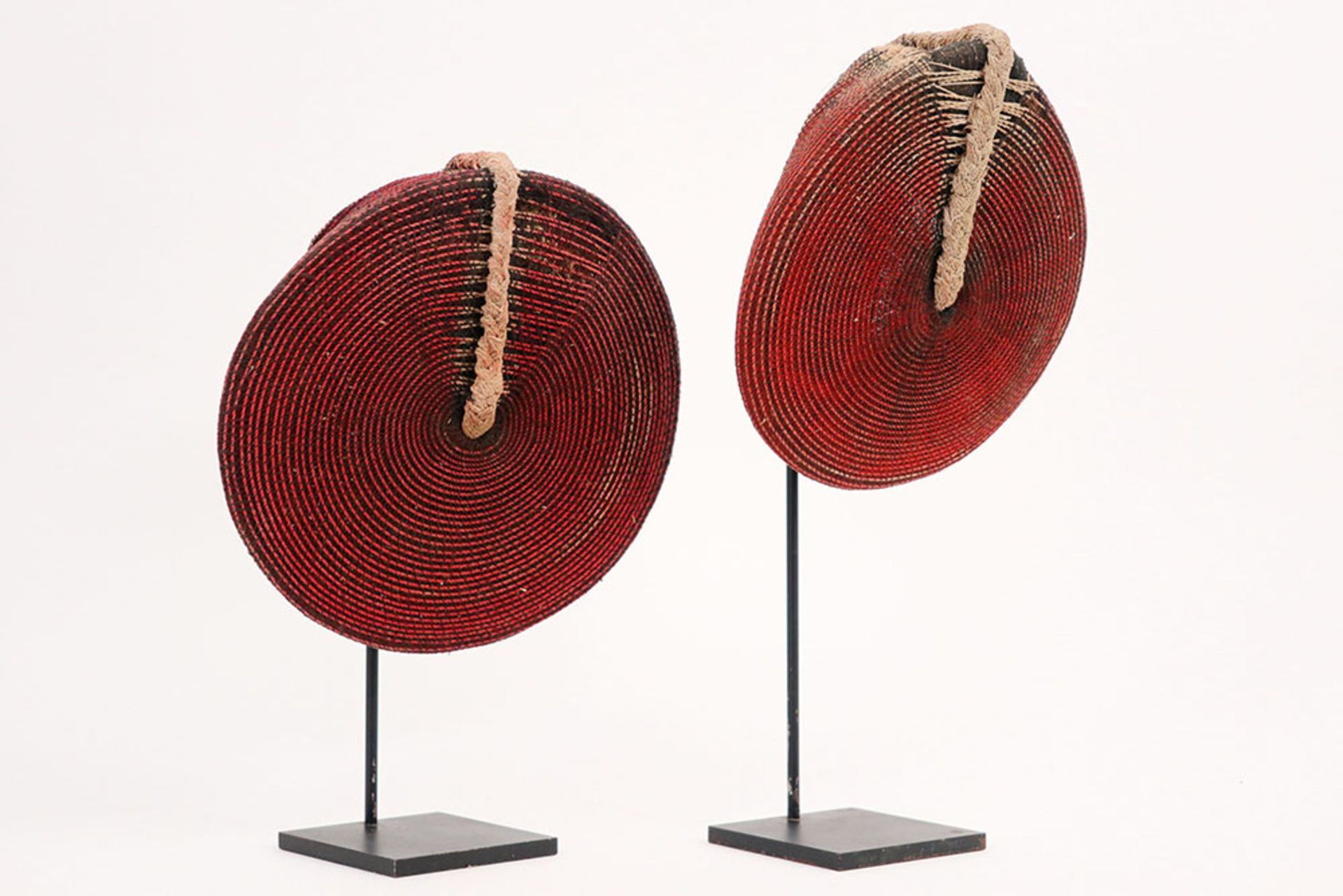 two early 20th Cent. Sotuh African "Zulu" hats || ZUID-AFRIKA - vroeg 20° EEUW lot van twee typische - Image 2 of 3
