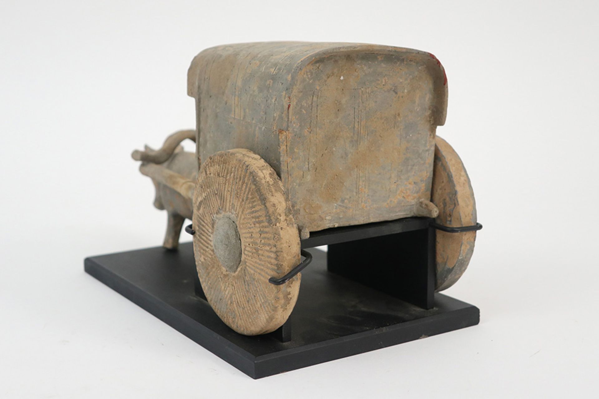 Chinese Han period tomb find : a sculpture in earthenware depicting a carriage with two wheels - Bild 5 aus 6