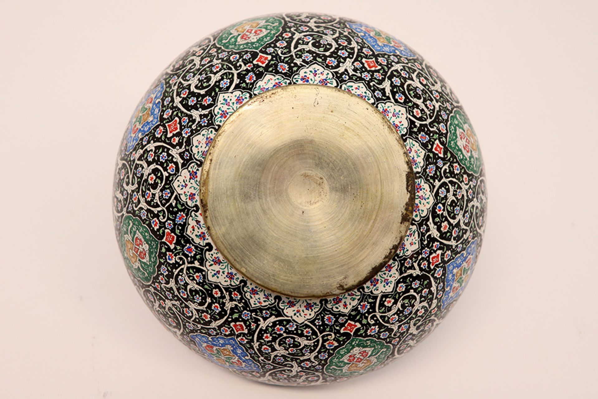 Persian bowl in enamelled metal || Perzische bowl in geëmailleerd metaal met een fijnuitgwerkt - Bild 3 aus 3