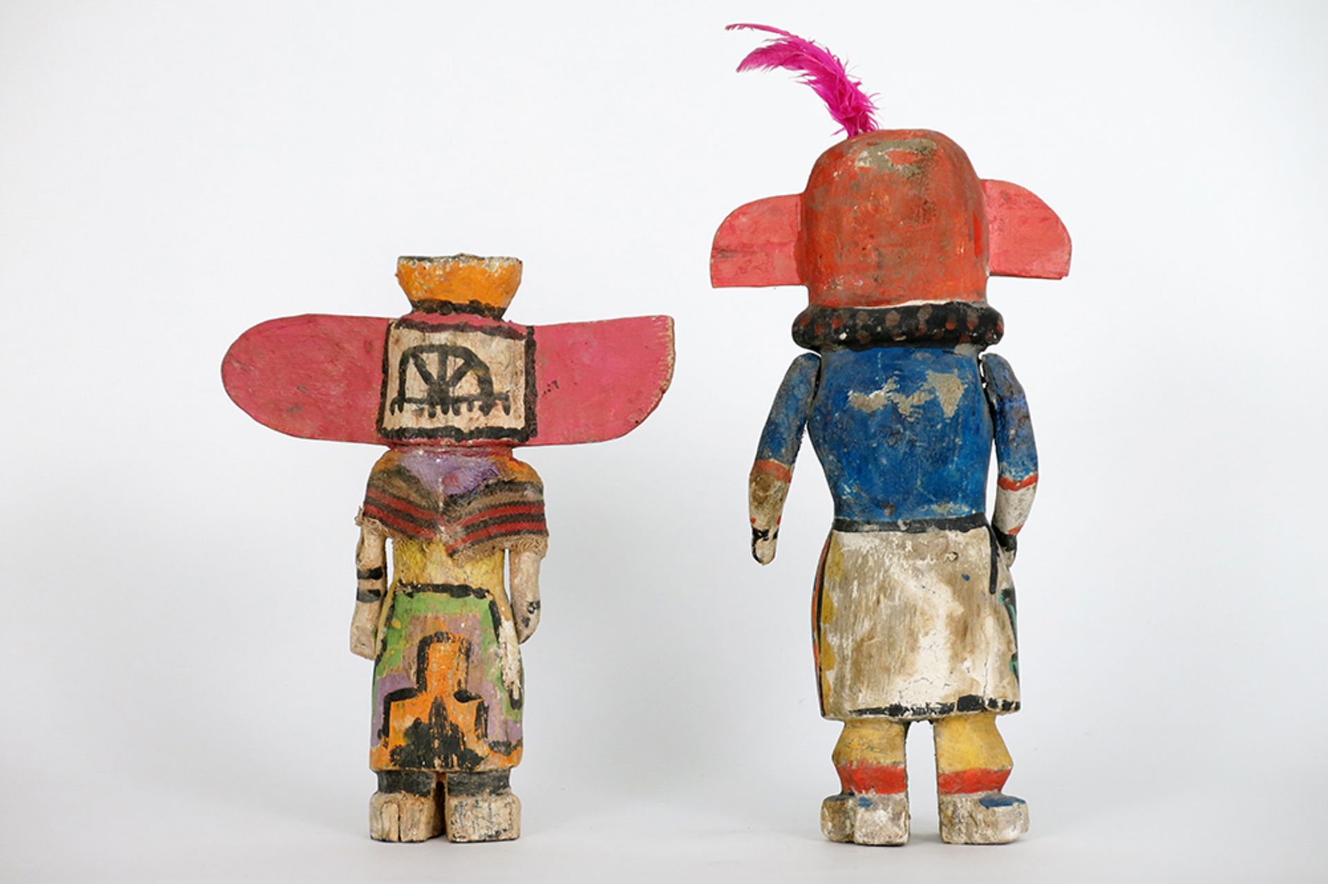 two native American "Hopi" Indian "katsina" dolls in cottonroot wood || NOORD-AMERIKA - 20° EEUW - Image 3 of 3