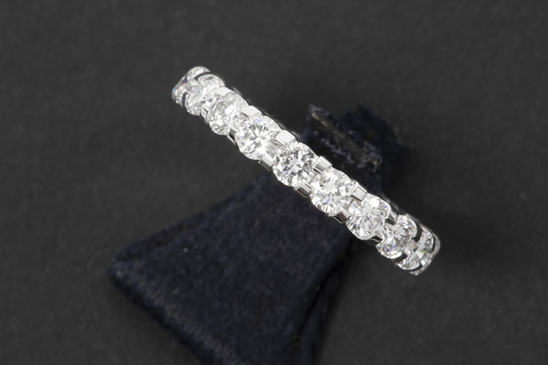 (wedding/engagement) ring in white gold (18 carat) with at least 2,15 carat of very high quality