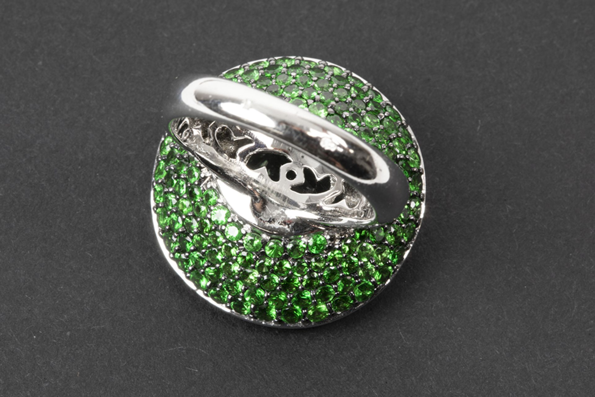 Korloff signed ring with a characteristic design in white gold (18 carat) with a ca 13 carat green - Image 2 of 3